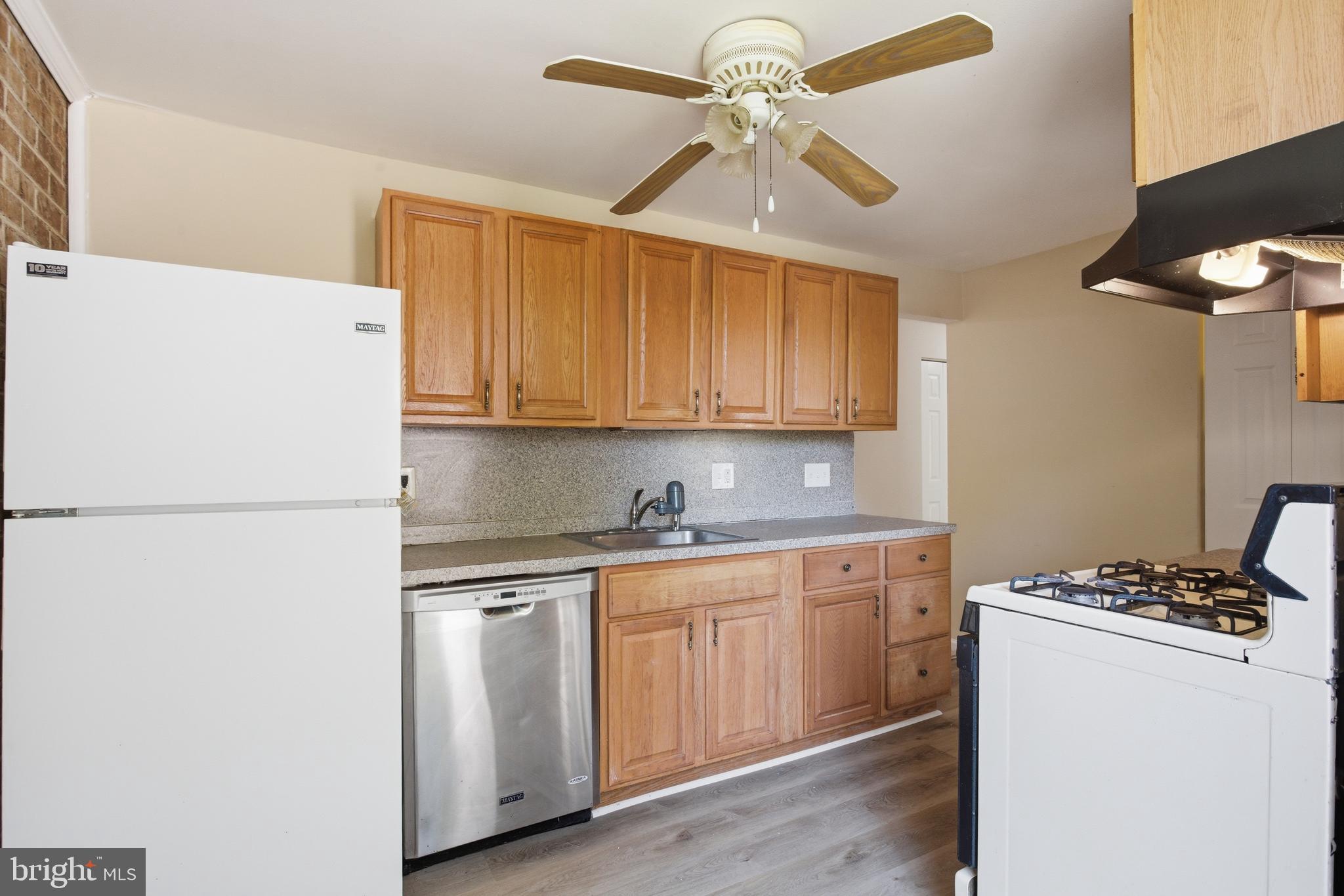 HUNTLEY SQUARE CONDOMINIUMS - Residential