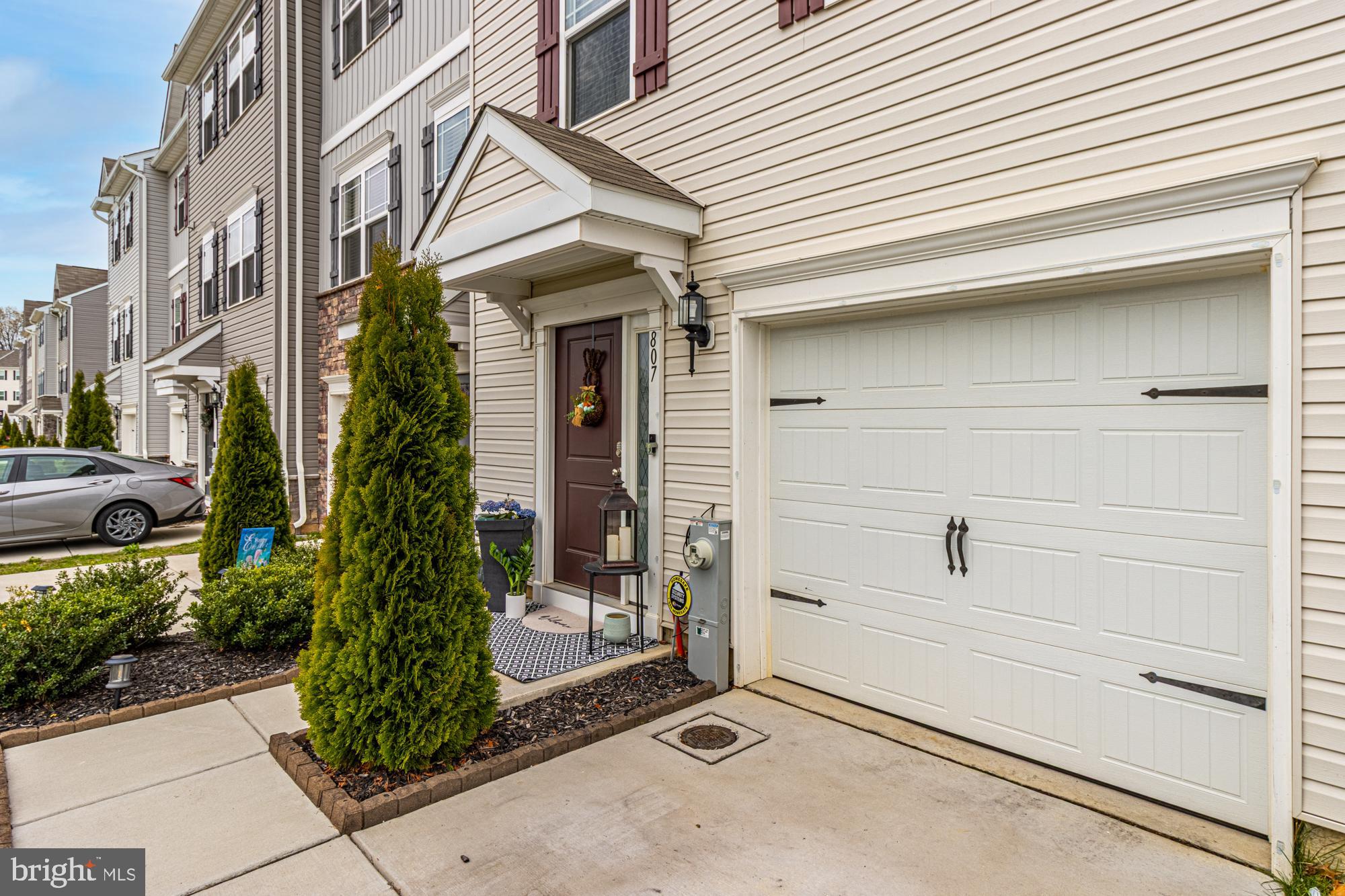 807 MAGNOLIA RIDGE COURT