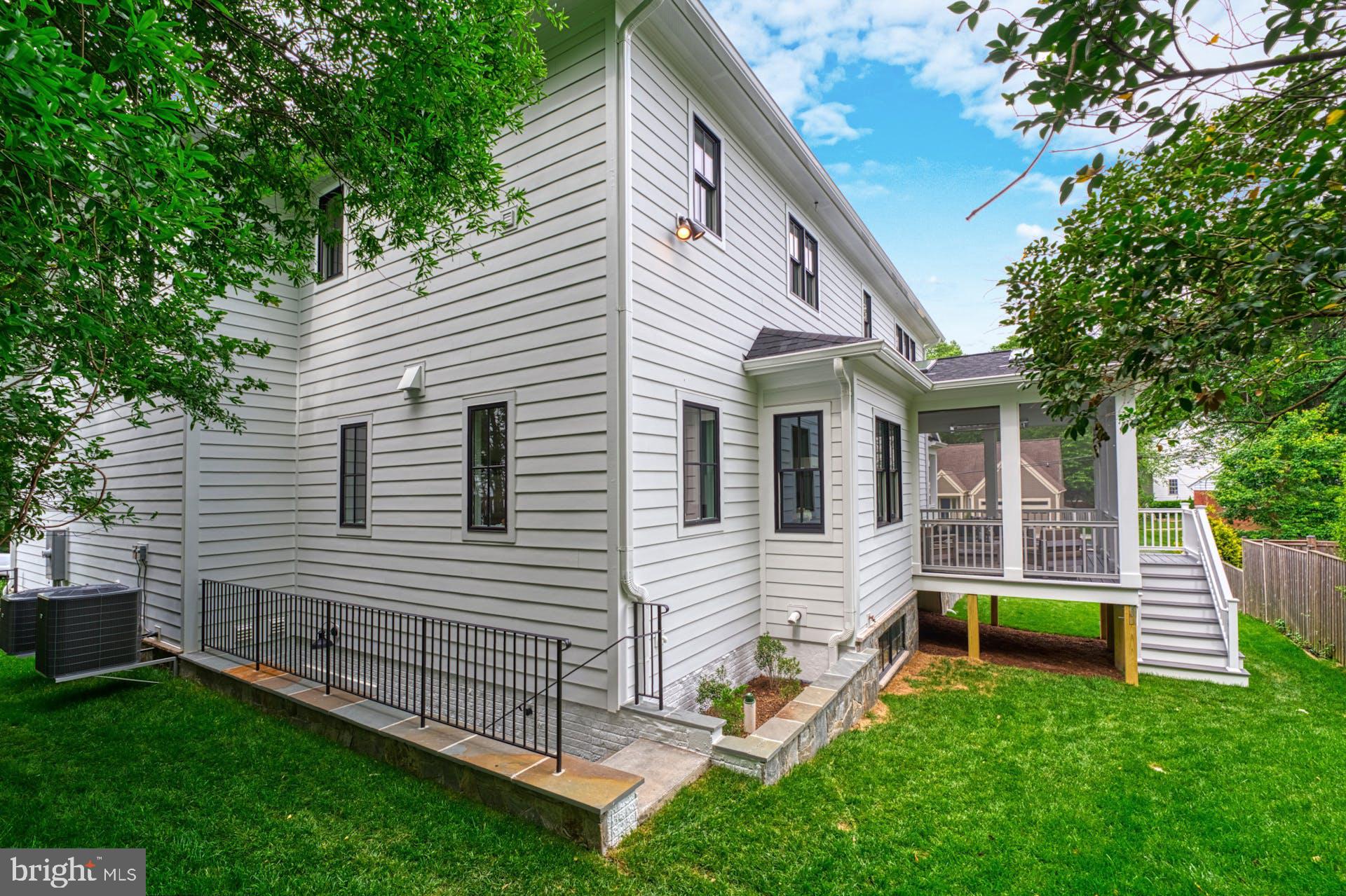 CRESCENT HILLS - Residential