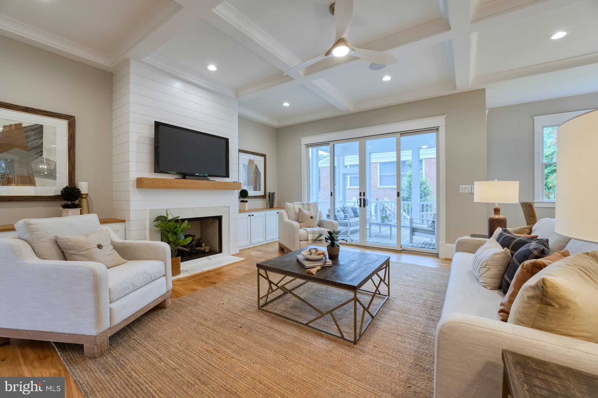 CRESCENT HILLS - Residential