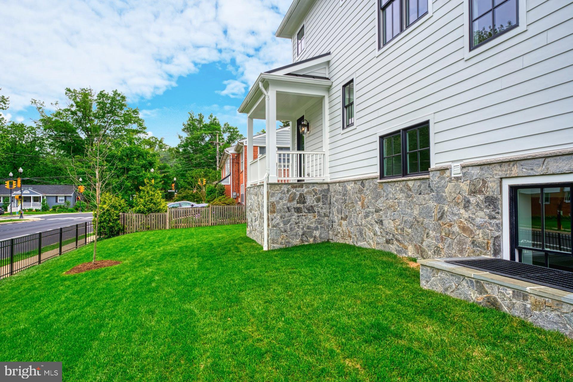 CRESCENT HILLS - Residential