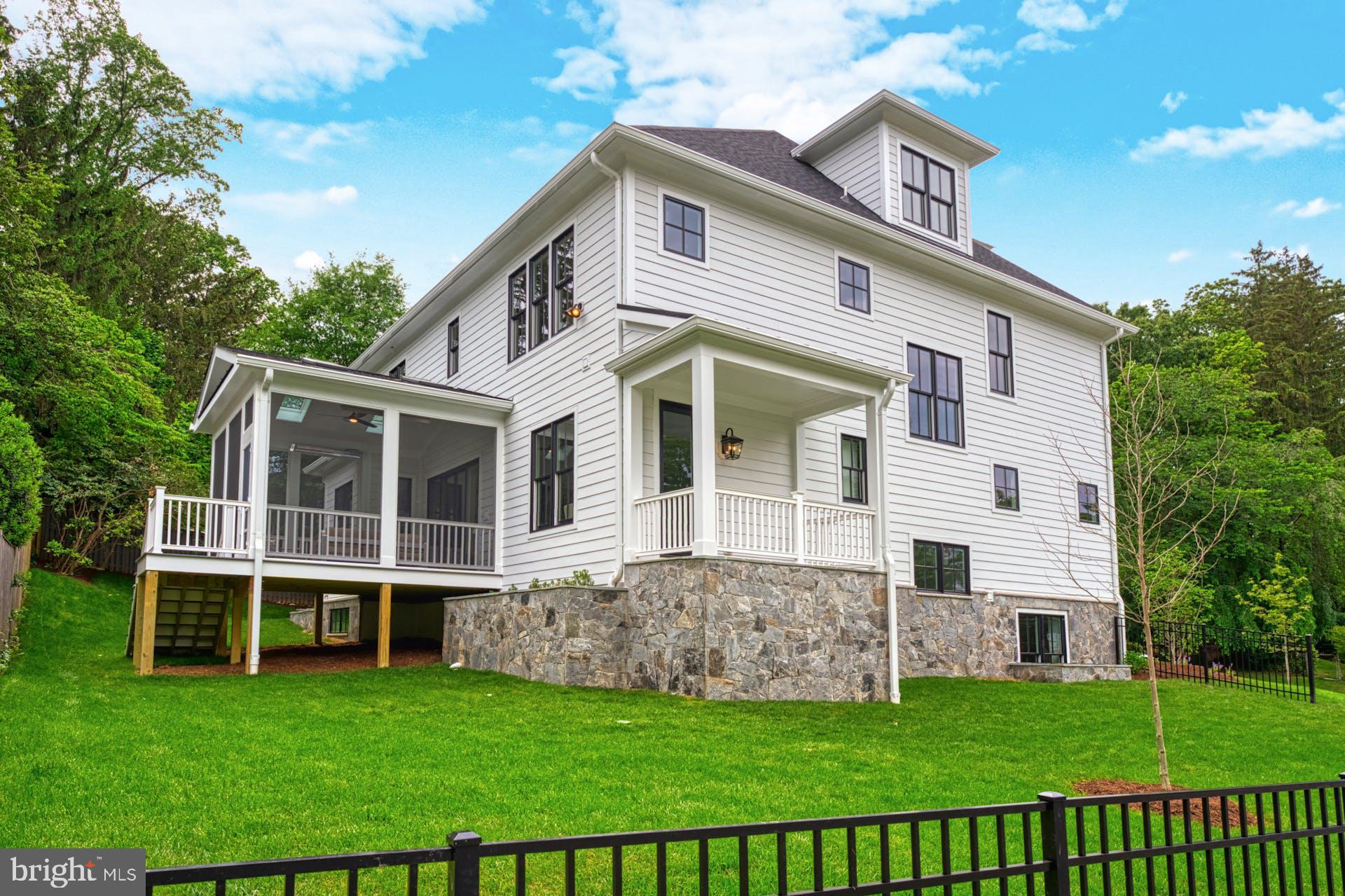 CRESCENT HILLS - Residential