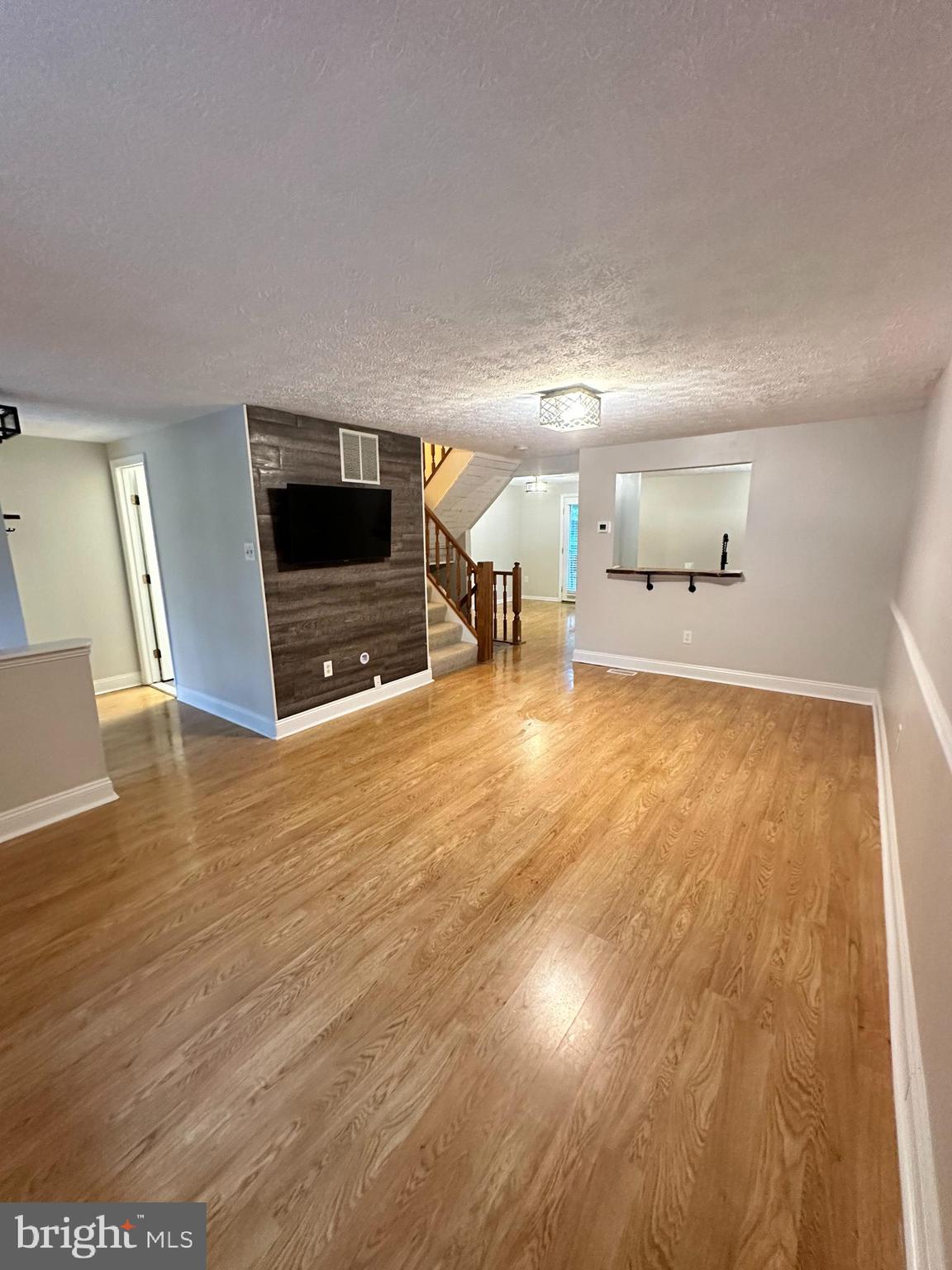 1105 OAKWOOD LANE