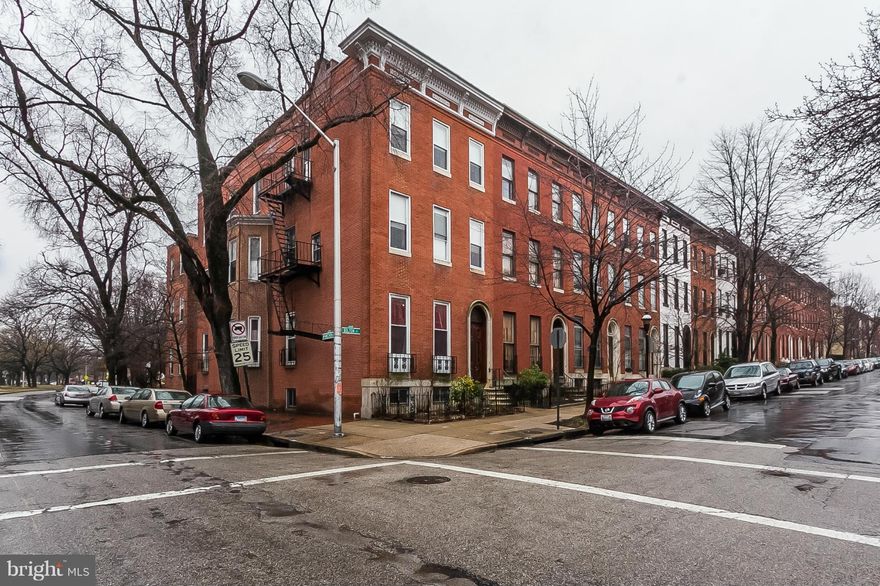 Rarely available 5 unit end of group townhouse with separate meters. 5 units = one  XL owners unit with  3 bedroom plus den & office owners, one 2 bedroom 1.5 bath apartment & three 1 bedroom 1 bath apartments. Well managed and meticulously maintained property -perfect for an owner occupant or investor. Lots of exposed brick, wood floors & great unit layouts and potential for off street parking.