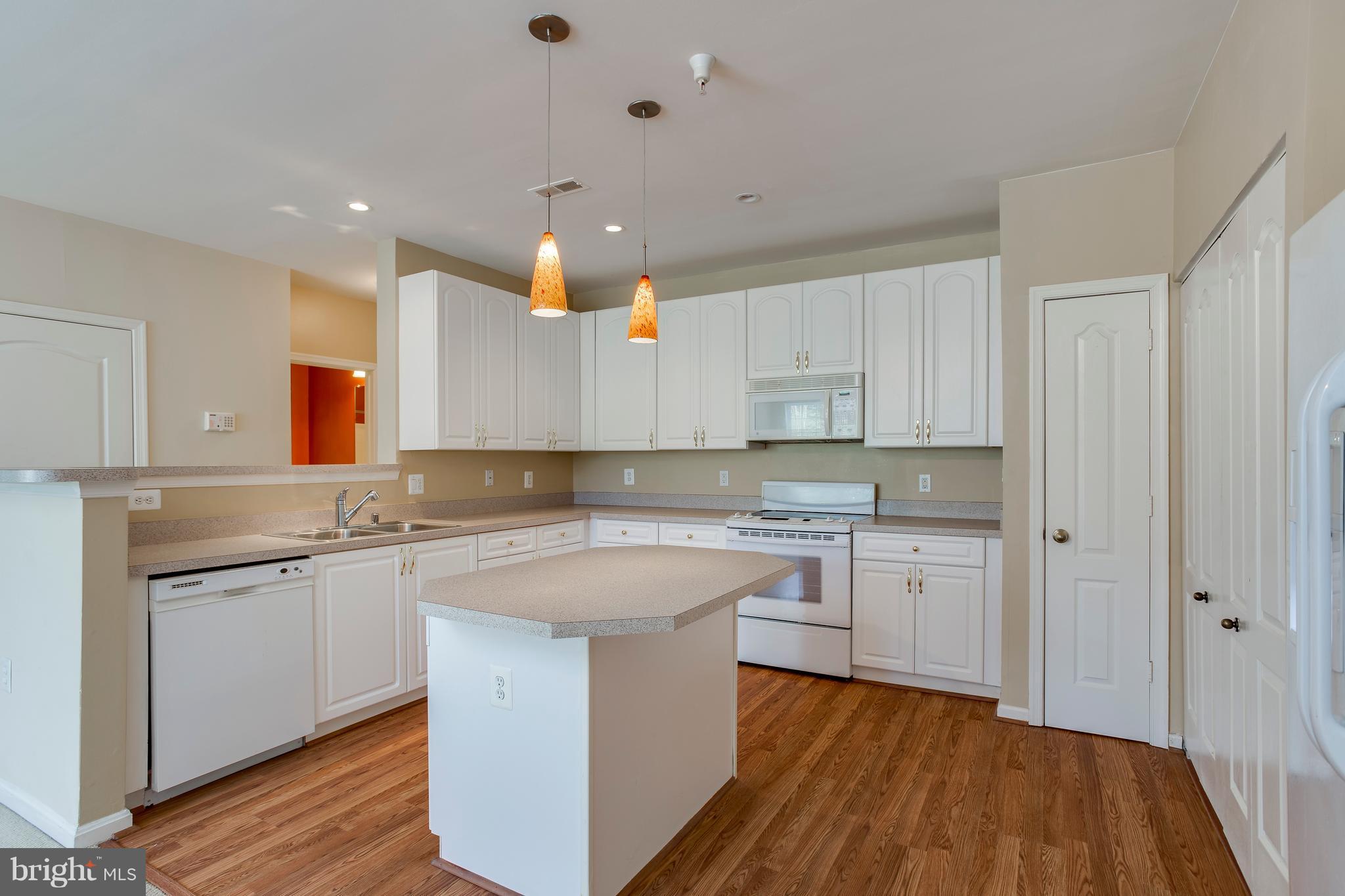 Feast your eyes on easy living in High View at Hunt Valley. 1 BR condo w/ open flr pln. Features a gas fp, private balcony, separate tub & shower, w/w carpeting, & more. Amenities: 24 hr gym, cafe, 18 person movie theater, poll, tennis courts, parking, & more. Walking distance to Hunt Valley Town Center. Minutes to 83, 695, & 95. 1 garage parking space. Easy access to mail room & outside entrance.