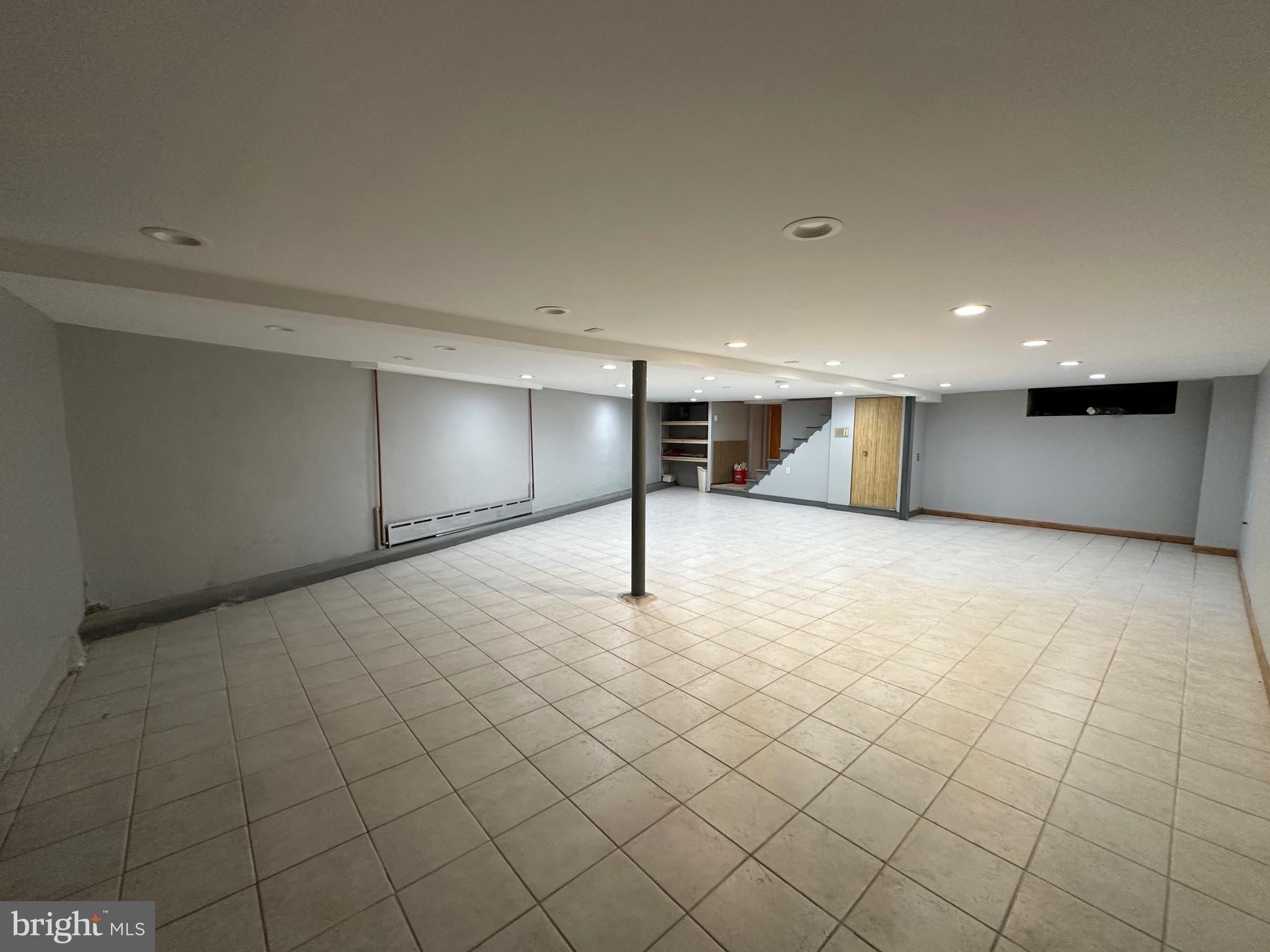 2033 W PASSYUNK AVENUE 1ST FLOOR