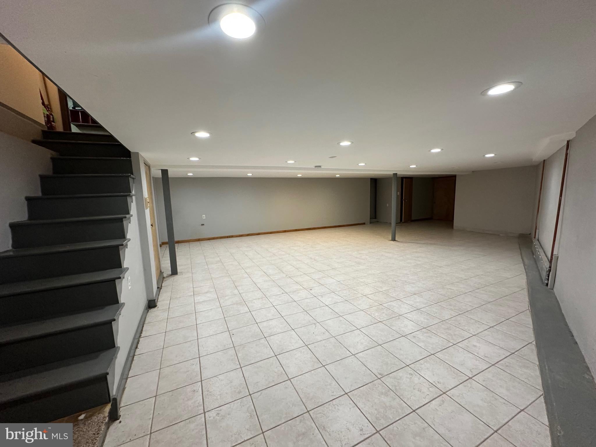 2033 W PASSYUNK AVENUE 1ST FLOOR