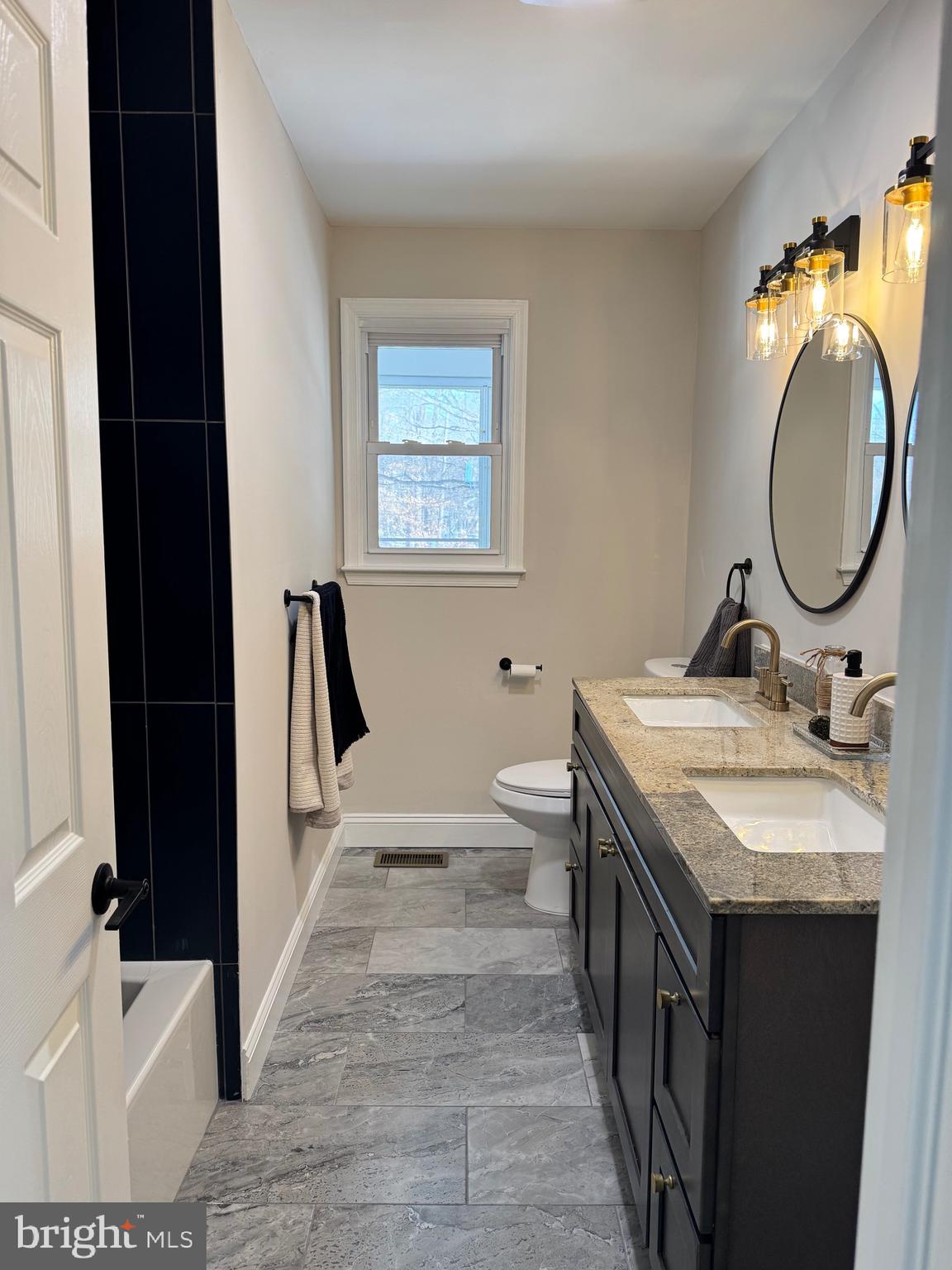 SILVER LAKE - Residential