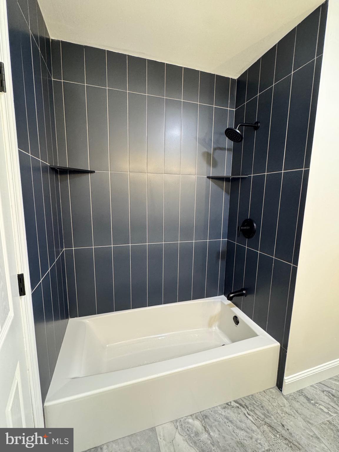 SILVER LAKE - Residential