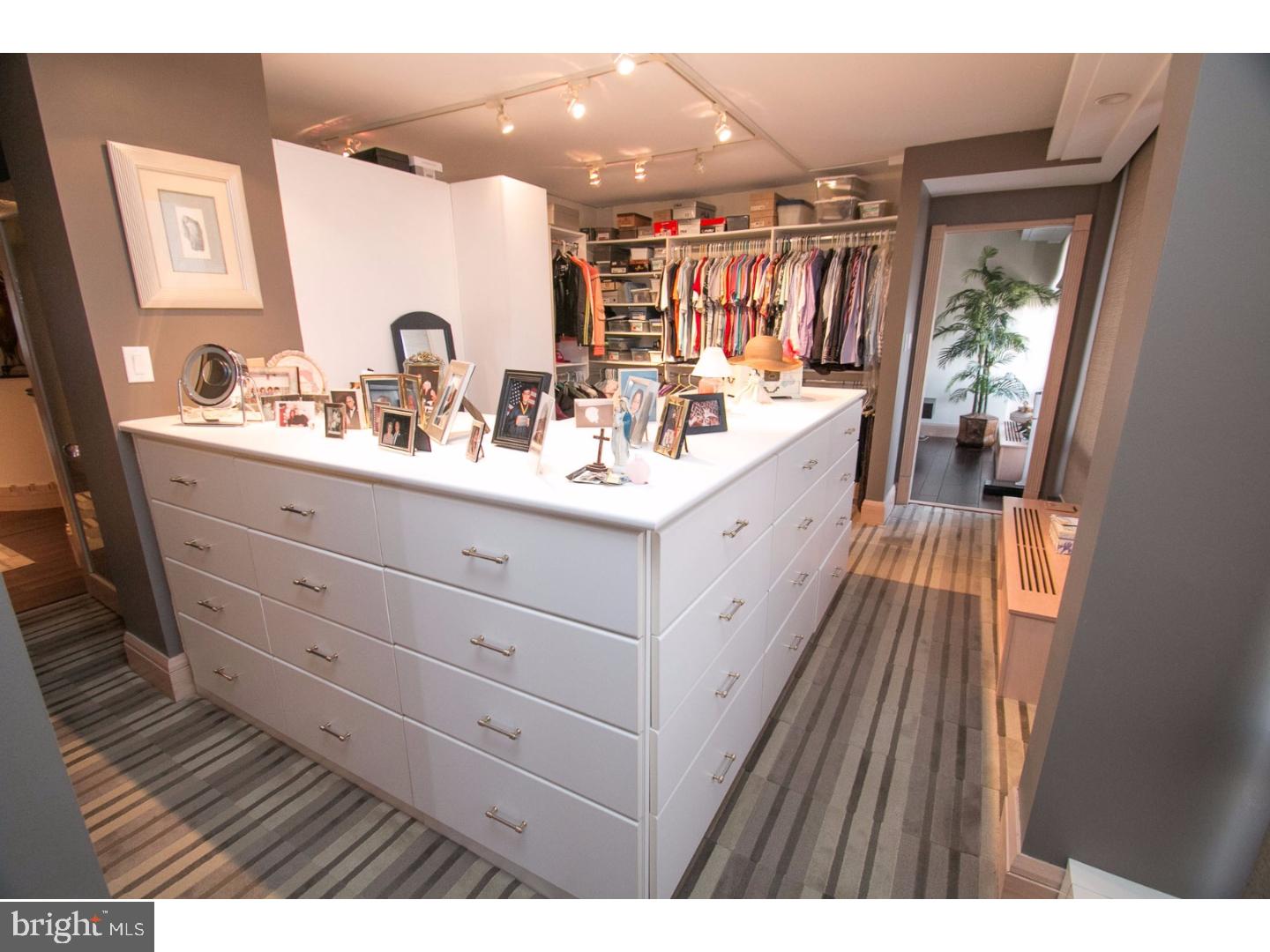 SOCIETY HILL - Residential