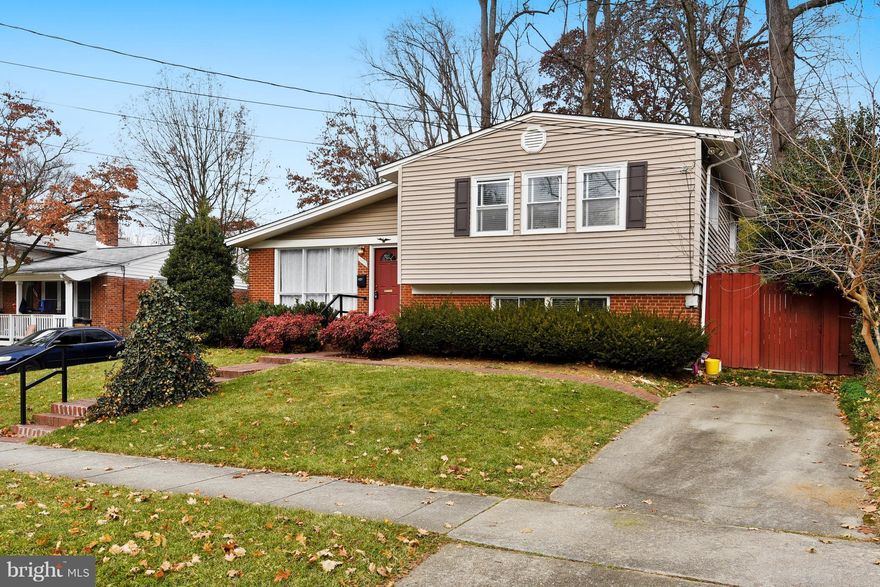 Gorgeous single family house in desirable location. Updated kitchen with granite countertops. Gleaming hardwood floors. Beautiful family room. Walkout basement. Large, fenced backyard.