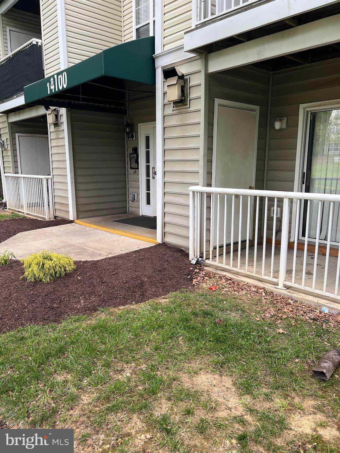 Outstanding Entry level unit. Living Room with gas fireplace. Kitchen w/ SS appliances. Great location. Property shows well.