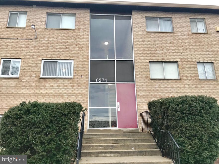 Move in READY!Come visit this ground level condo w/hardwood floors throughout, updated kitchen, stainless appliances. Top of the line sliding glass door that looks out over green common area.Being sold AS-IS due seller being out of area. Just needs minimal finishing touches. LOW CONDO FEE!