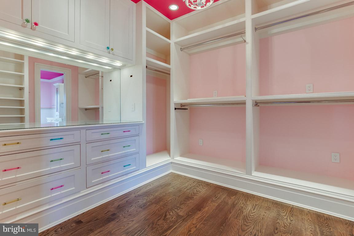 ESTATES @ CREIGHTON FARM - Residential