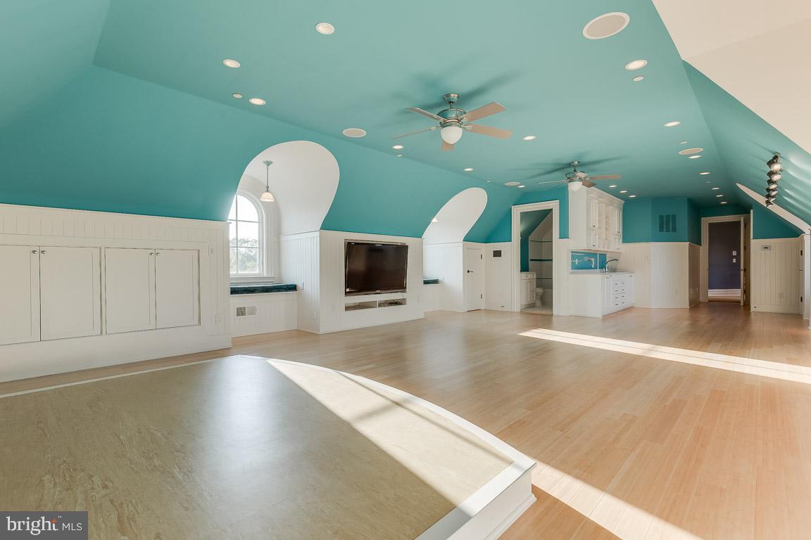 ESTATES @ CREIGHTON FARM - Residential