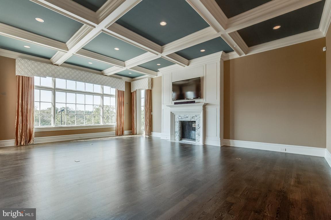 ESTATES @ CREIGHTON FARM - Residential