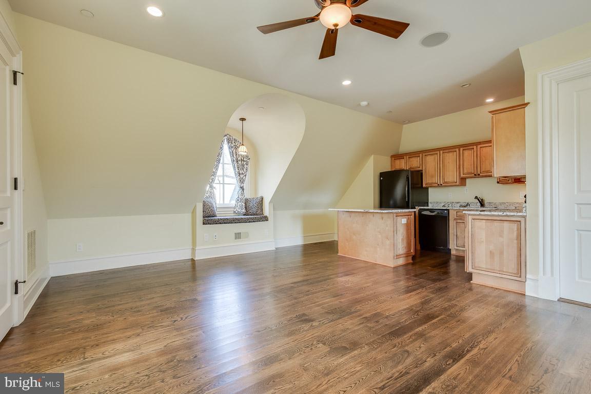 ESTATES @ CREIGHTON FARM - Residential