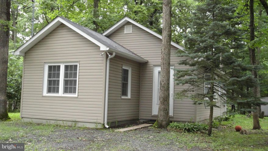 Adorable 1-2 Bedroom cottage in the woods.  Deeded access to the Shenandoah River.  Close to Hiking Trails, wineries, and more. Easy access to Rt 7 makes it great for the commuters. Road maintenance fee approx. $300/yr
