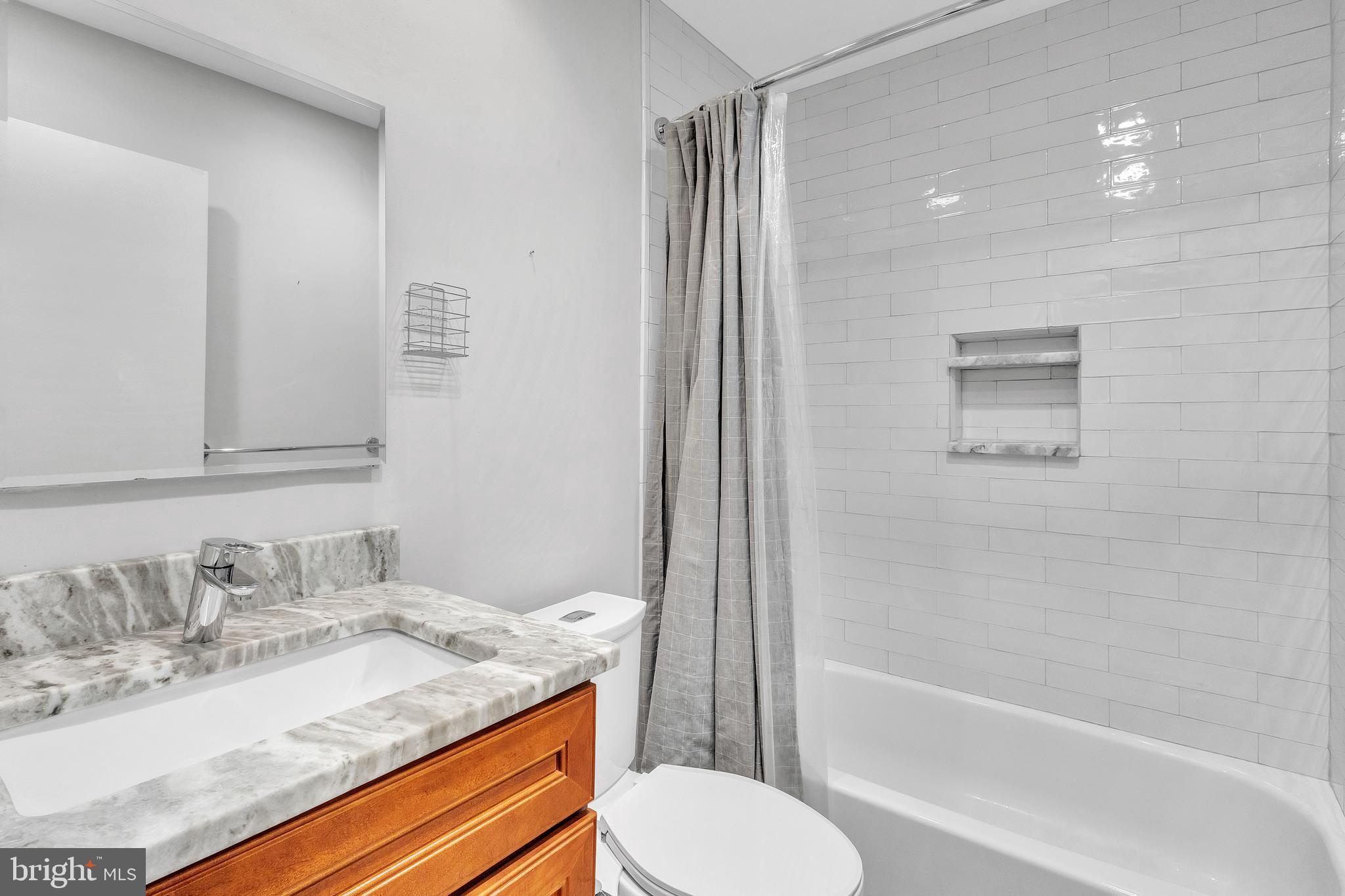 LOGAN SQUARE - Residential