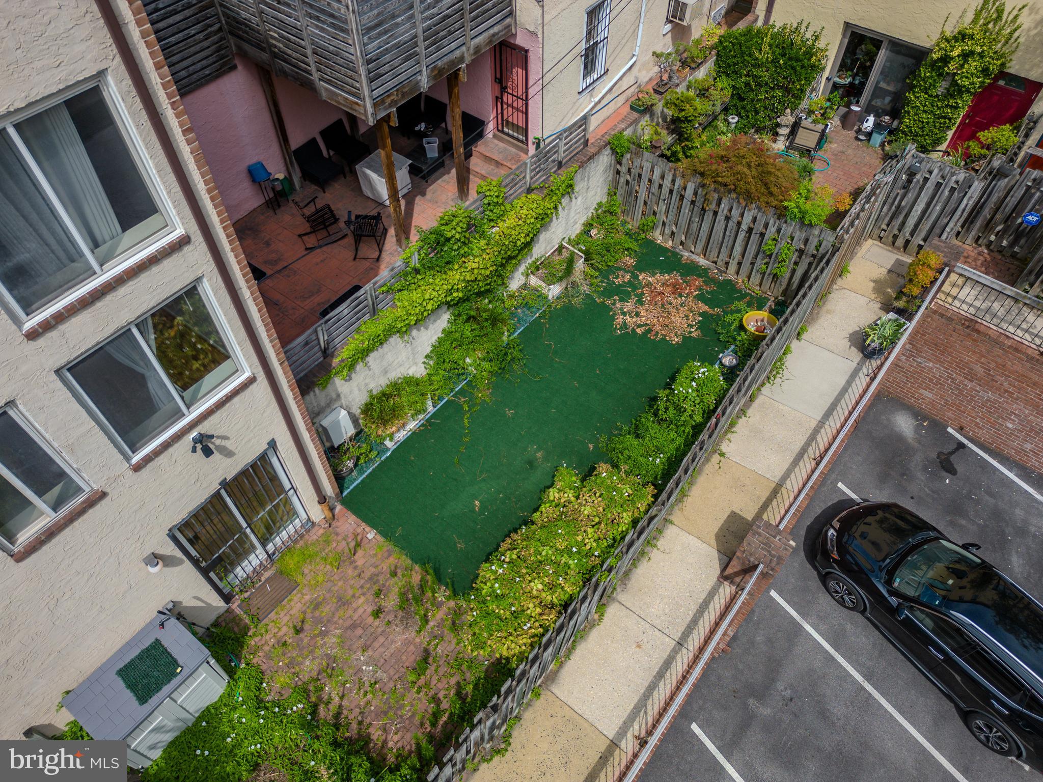 LOGAN SQUARE - Residential