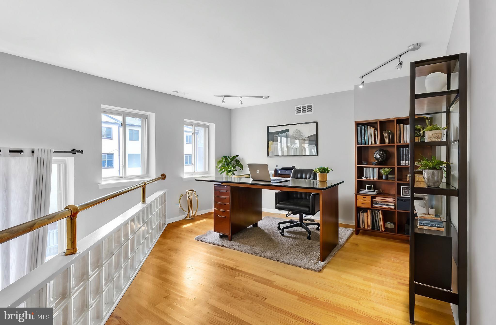 LOGAN SQUARE - Residential