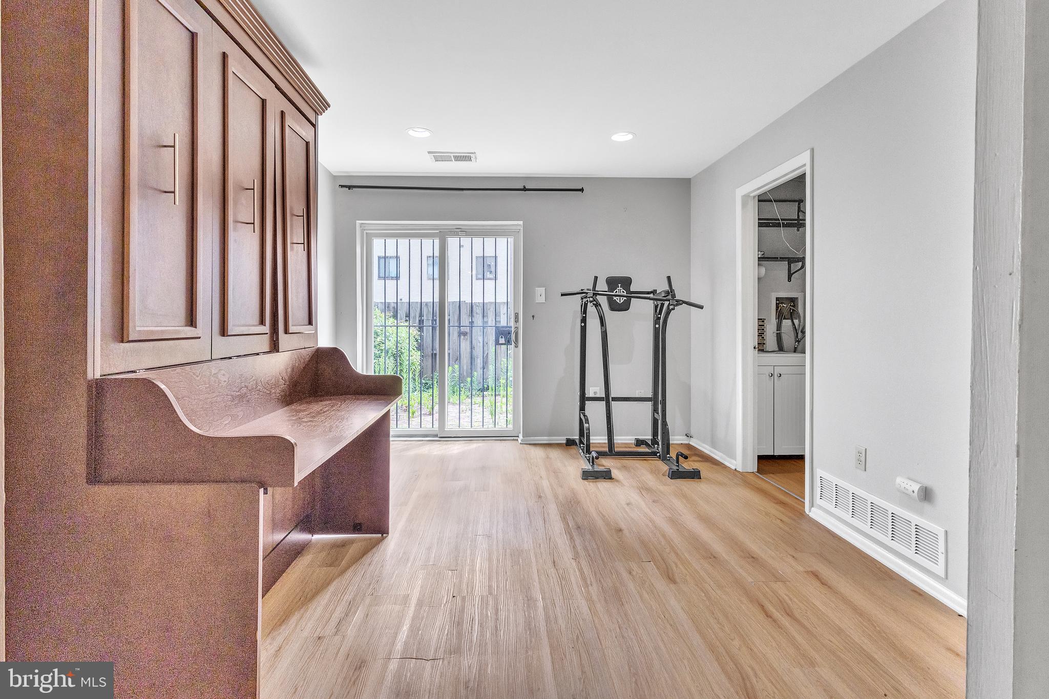 LOGAN SQUARE - Residential