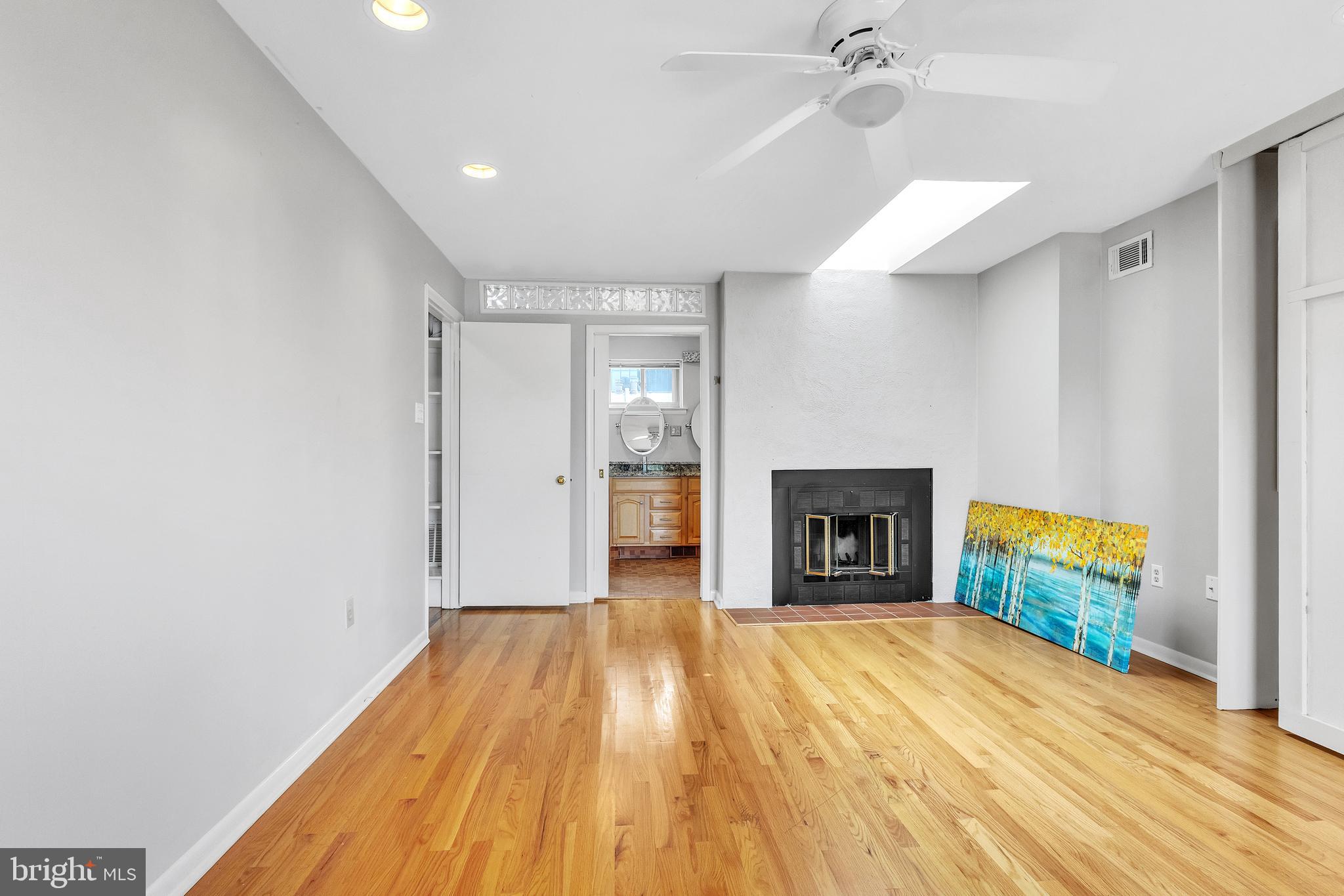 LOGAN SQUARE - Residential