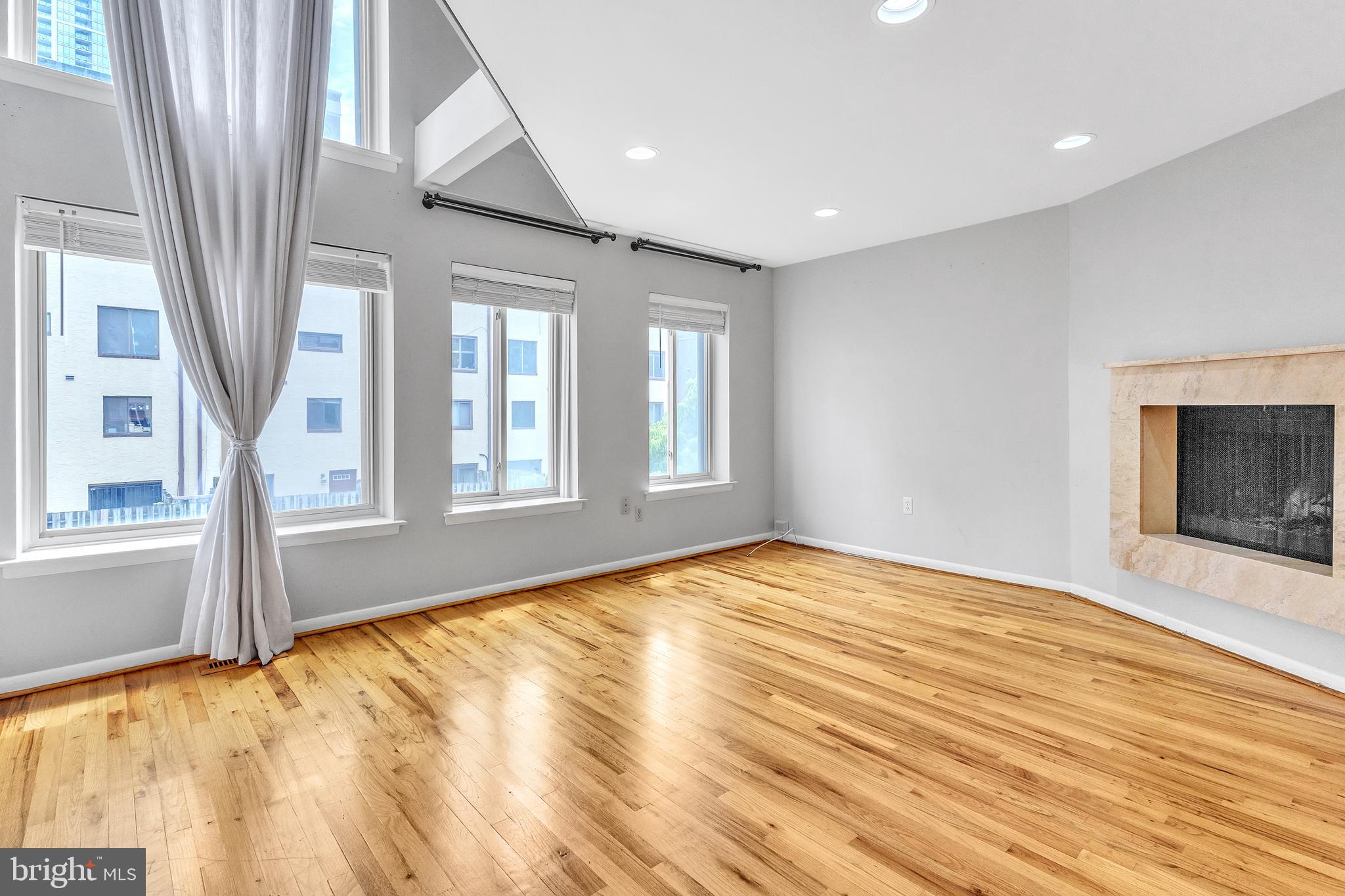 LOGAN SQUARE - Residential