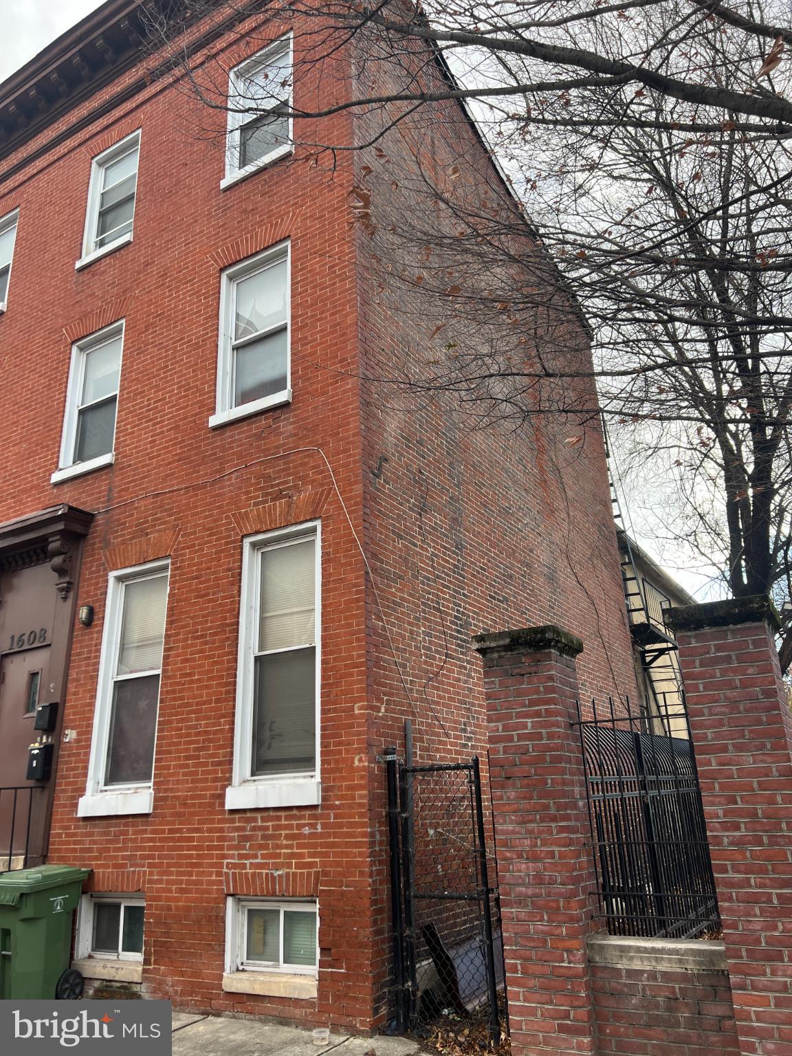 Main image without alt text