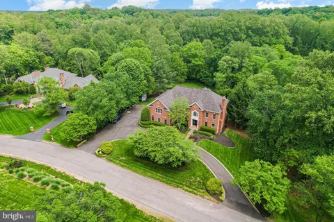 2091 Hunters Crest Way, Vienna, VA MLS: VAFX2212048
