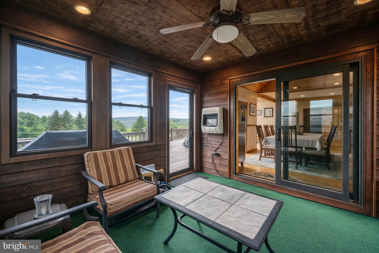 PARADISE POINT - Residential