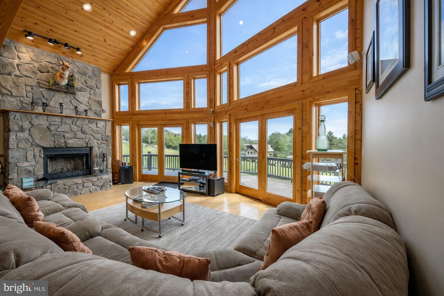 PARADISE POINT - Residential