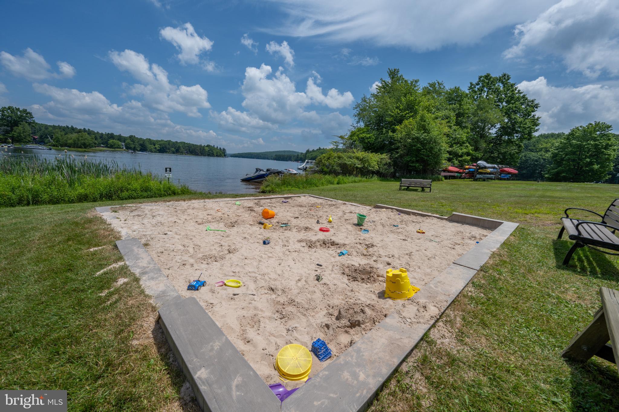 PARADISE POINT - Residential