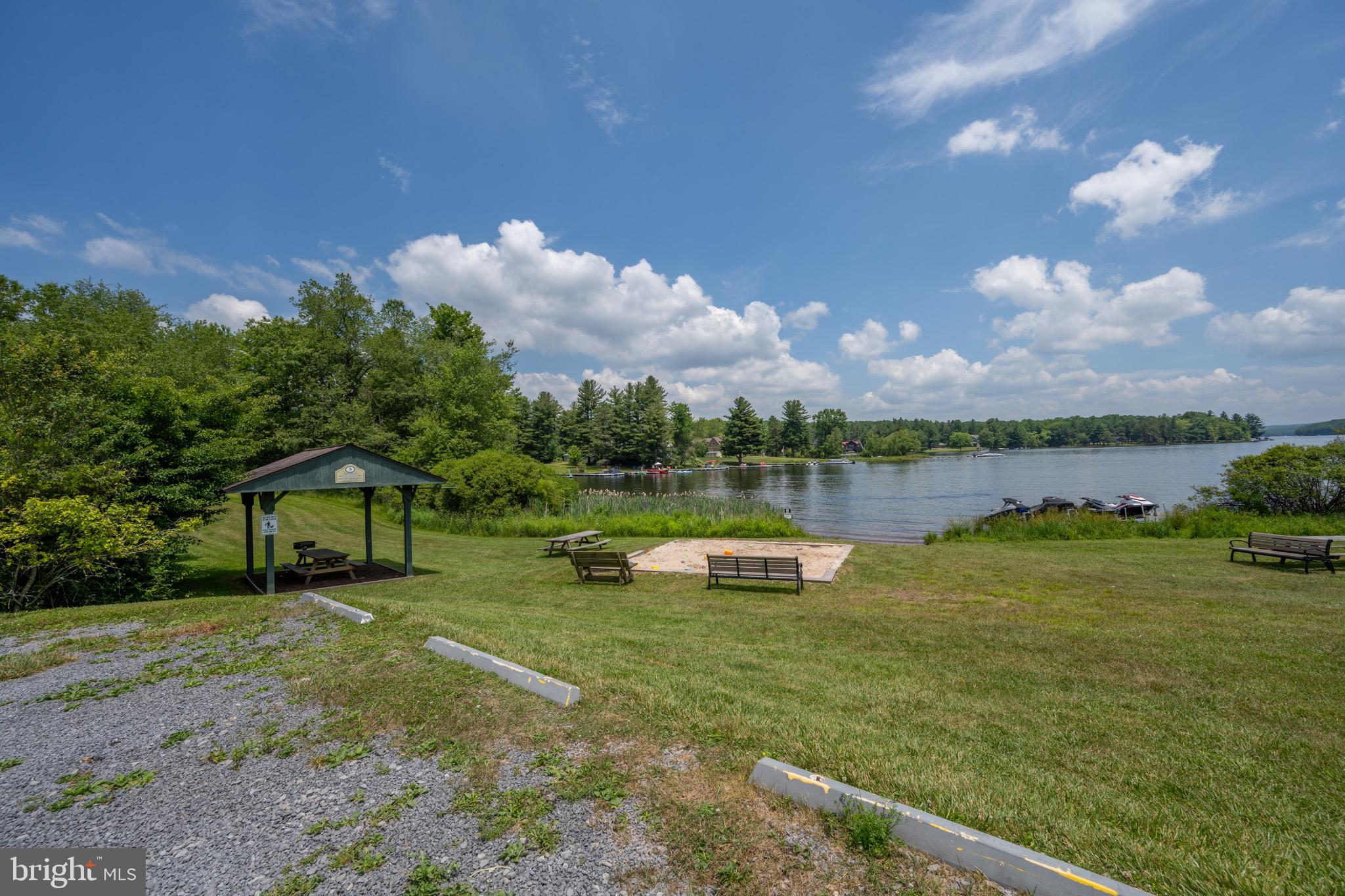 PARADISE POINT - Residential