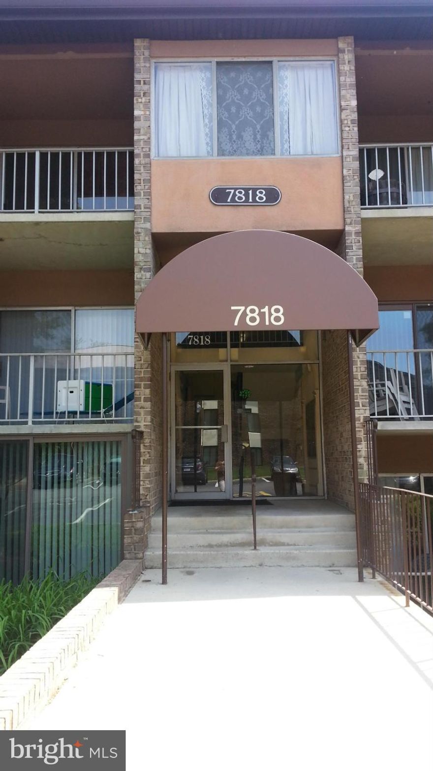 "BANK OWNED BARGAIN!" Great condo with 2 decent sized bedroom and a den. There is a slider to a patio area. Condo fee is believed to cover heat, cooking and electric,
