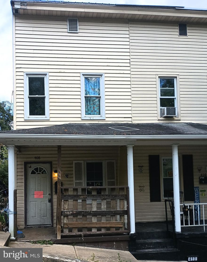 3BR/1B home convenient to all amenities.  Front and back porch.  Perfect for investment.