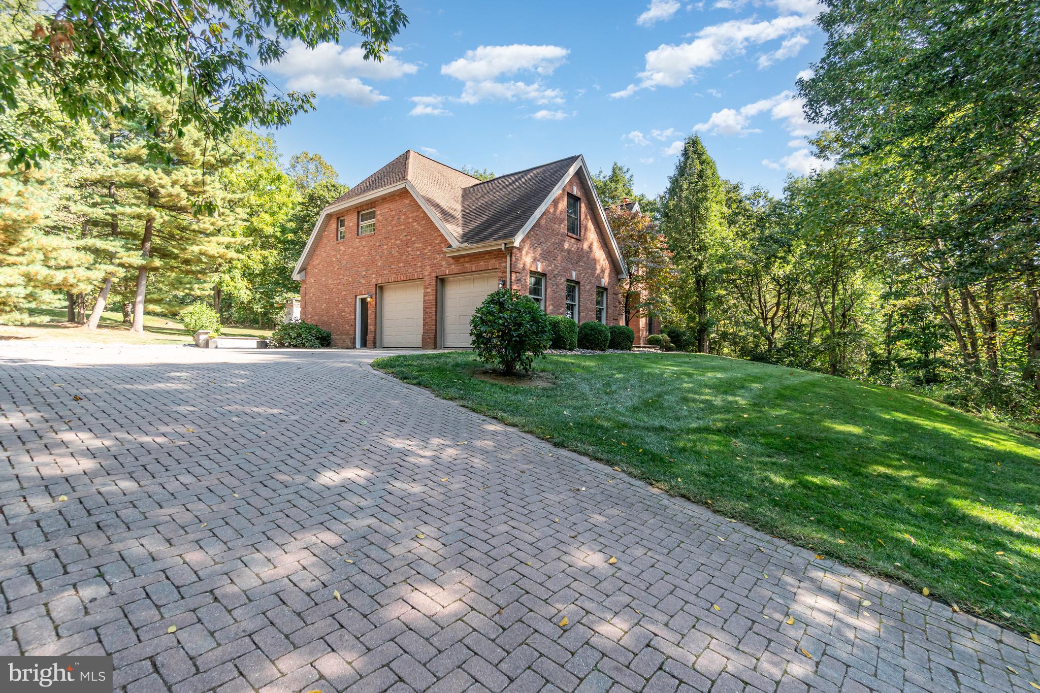 6 GLENCARRON COURT