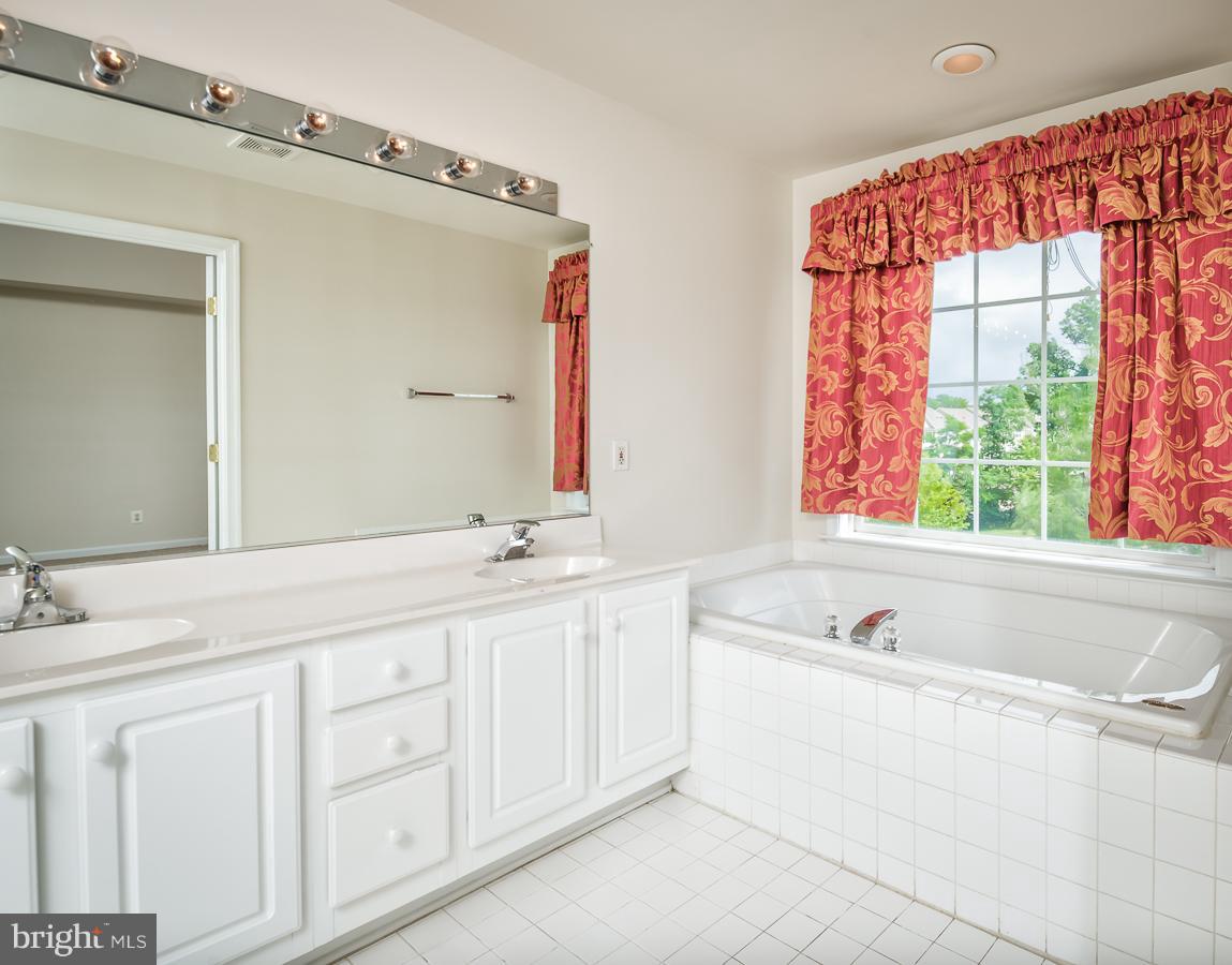 TALL OAKS - Residential