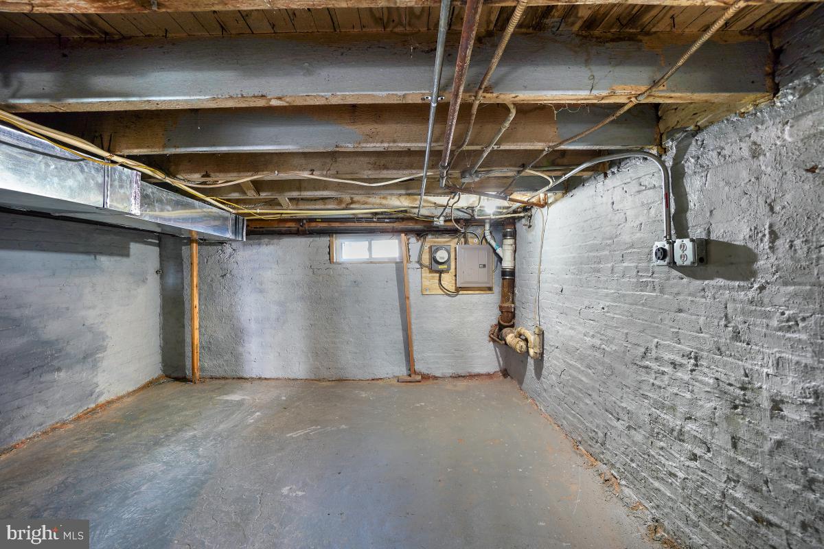 COLLINGTON SQUARE - Residential Lease