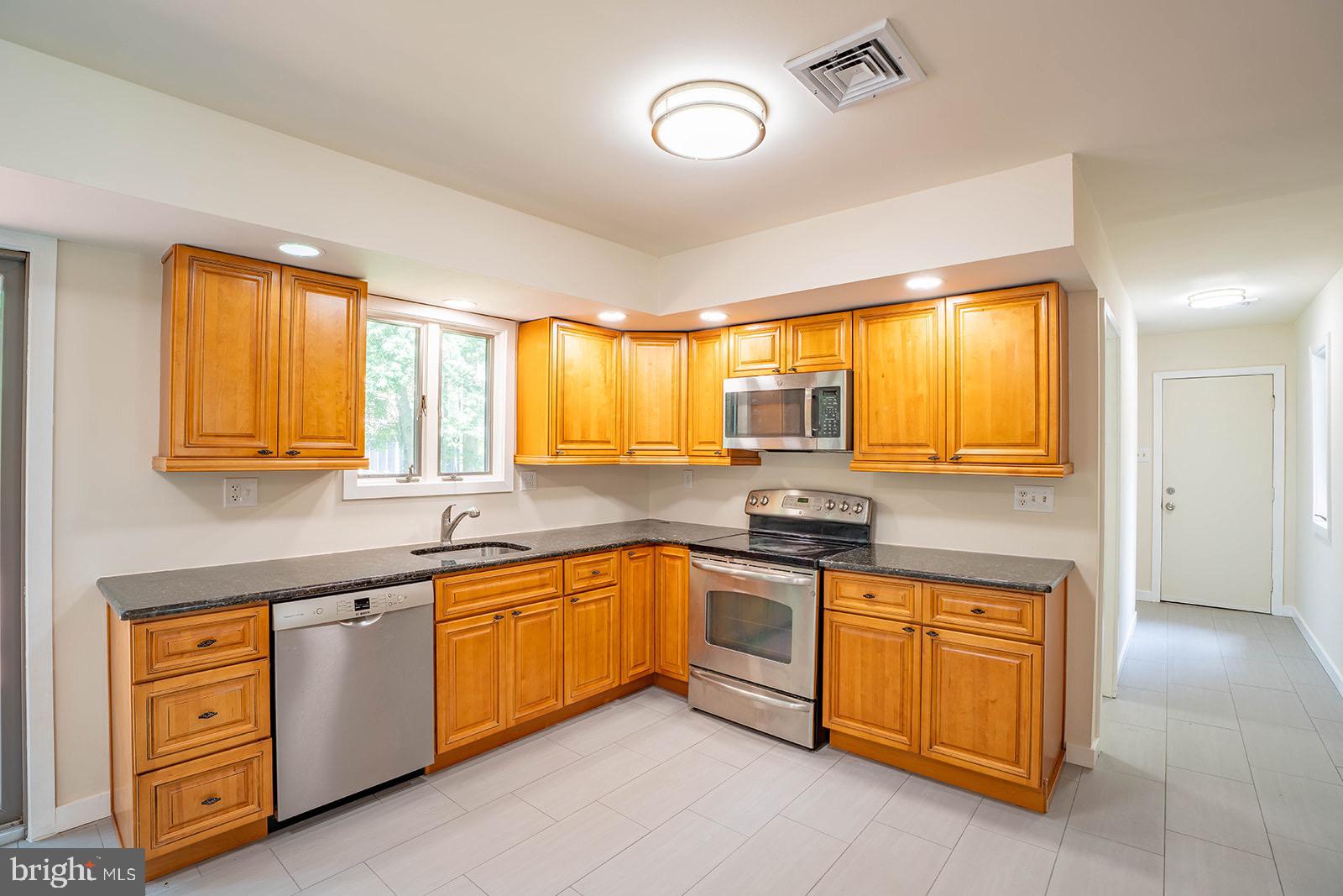 QUEENS GRANT - Residential