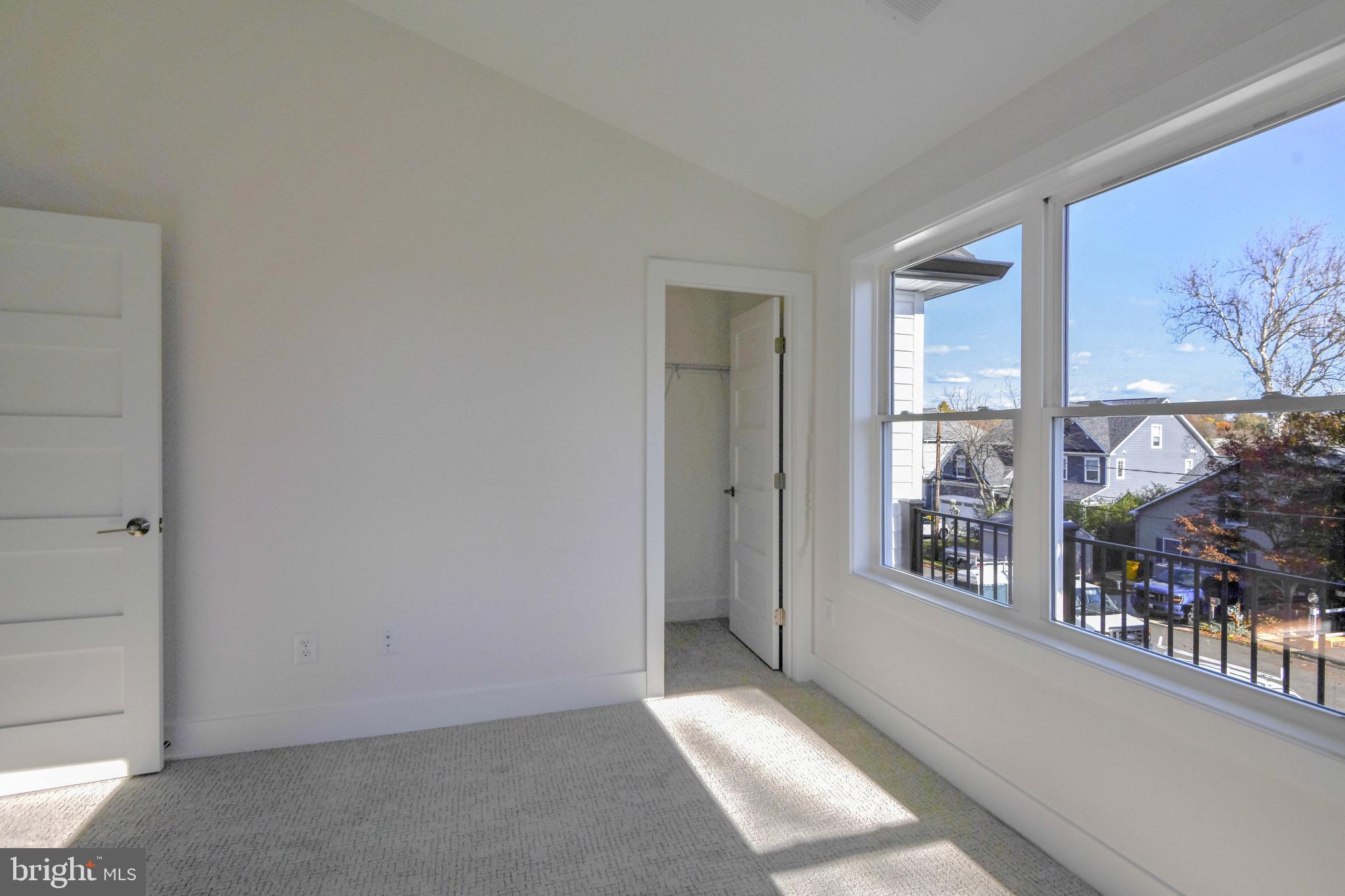 WOODLAND BEACH - Residential