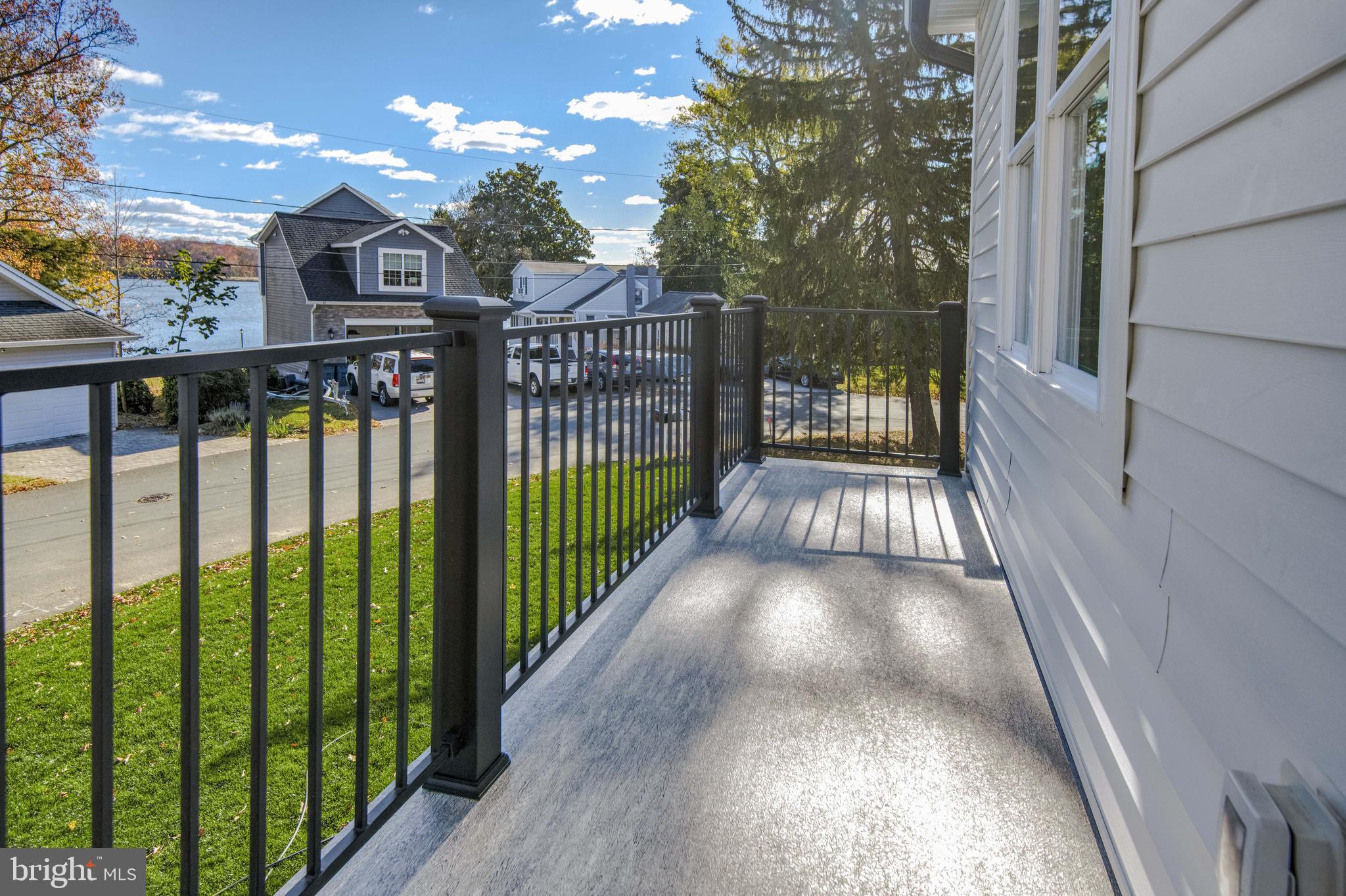 WOODLAND BEACH - Residential