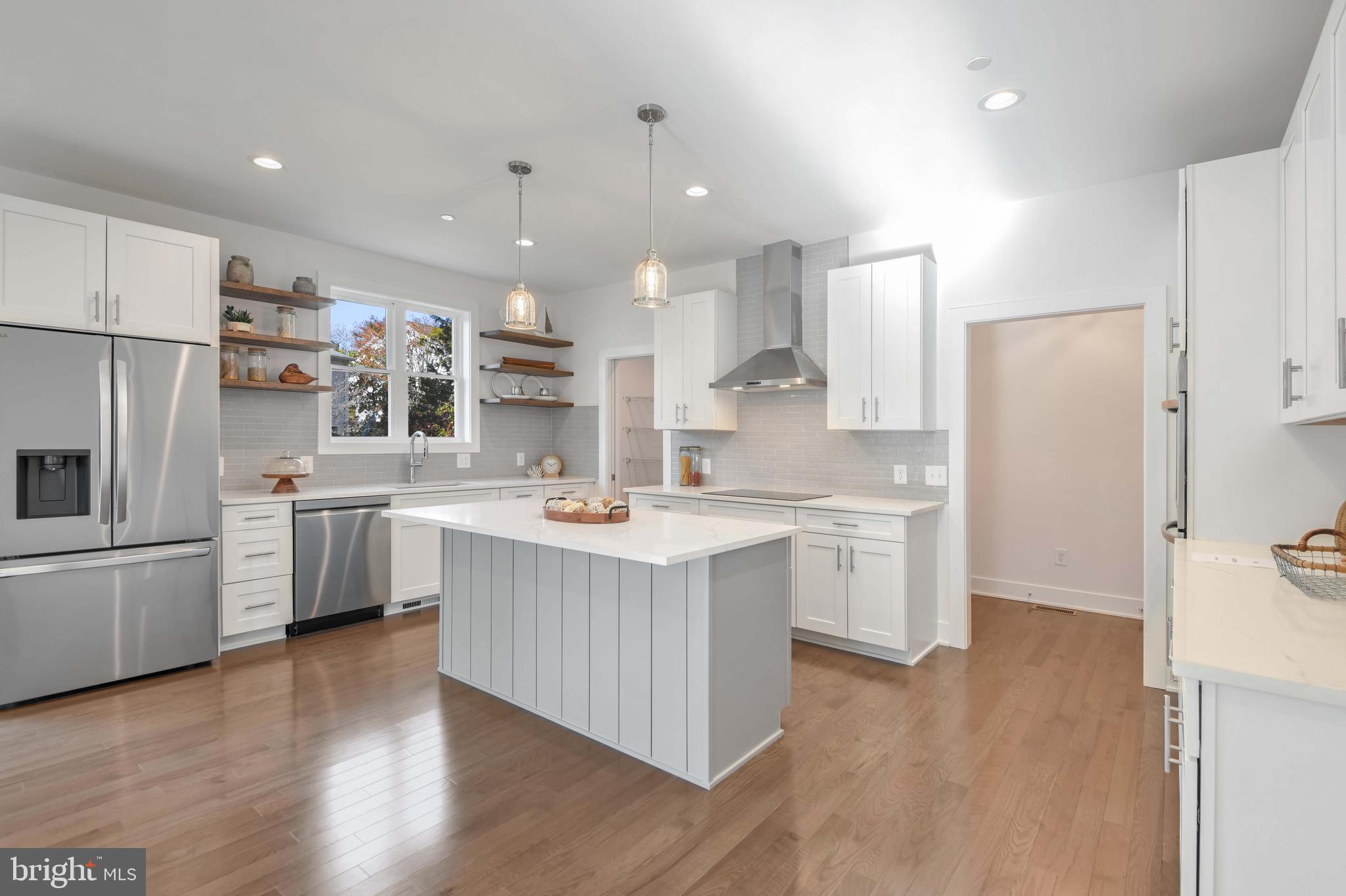 WOODLAND BEACH - Residential