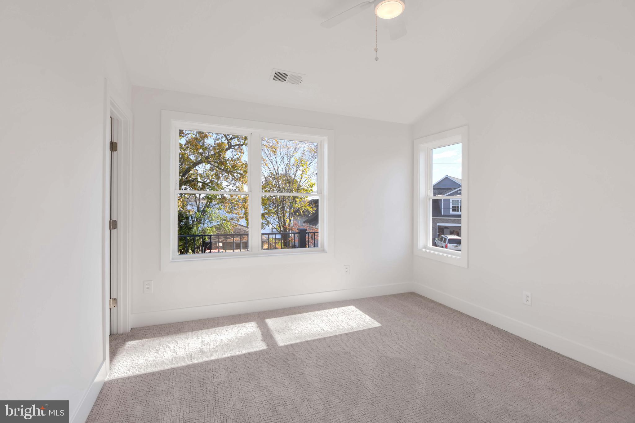 WOODLAND BEACH - Residential