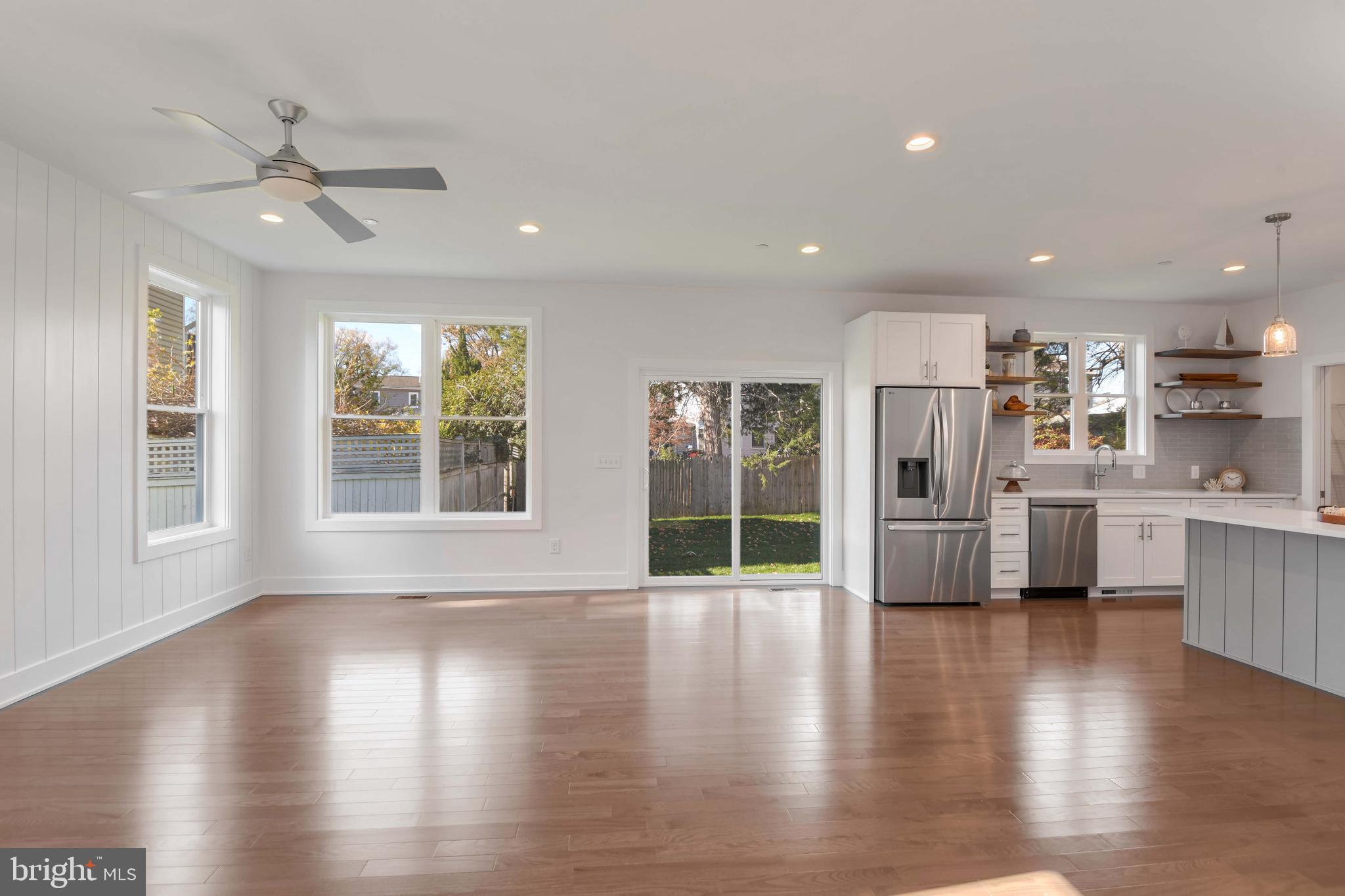 WOODLAND BEACH - Residential