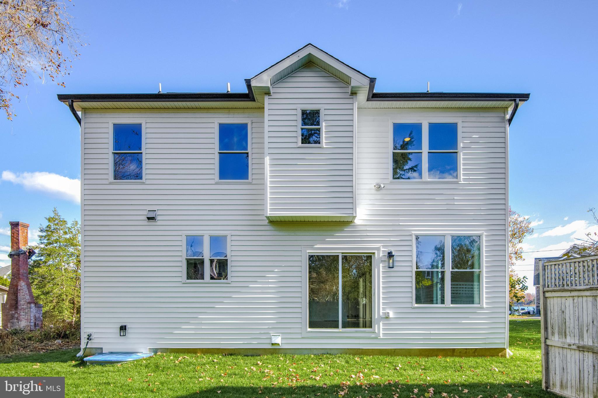 WOODLAND BEACH - Residential