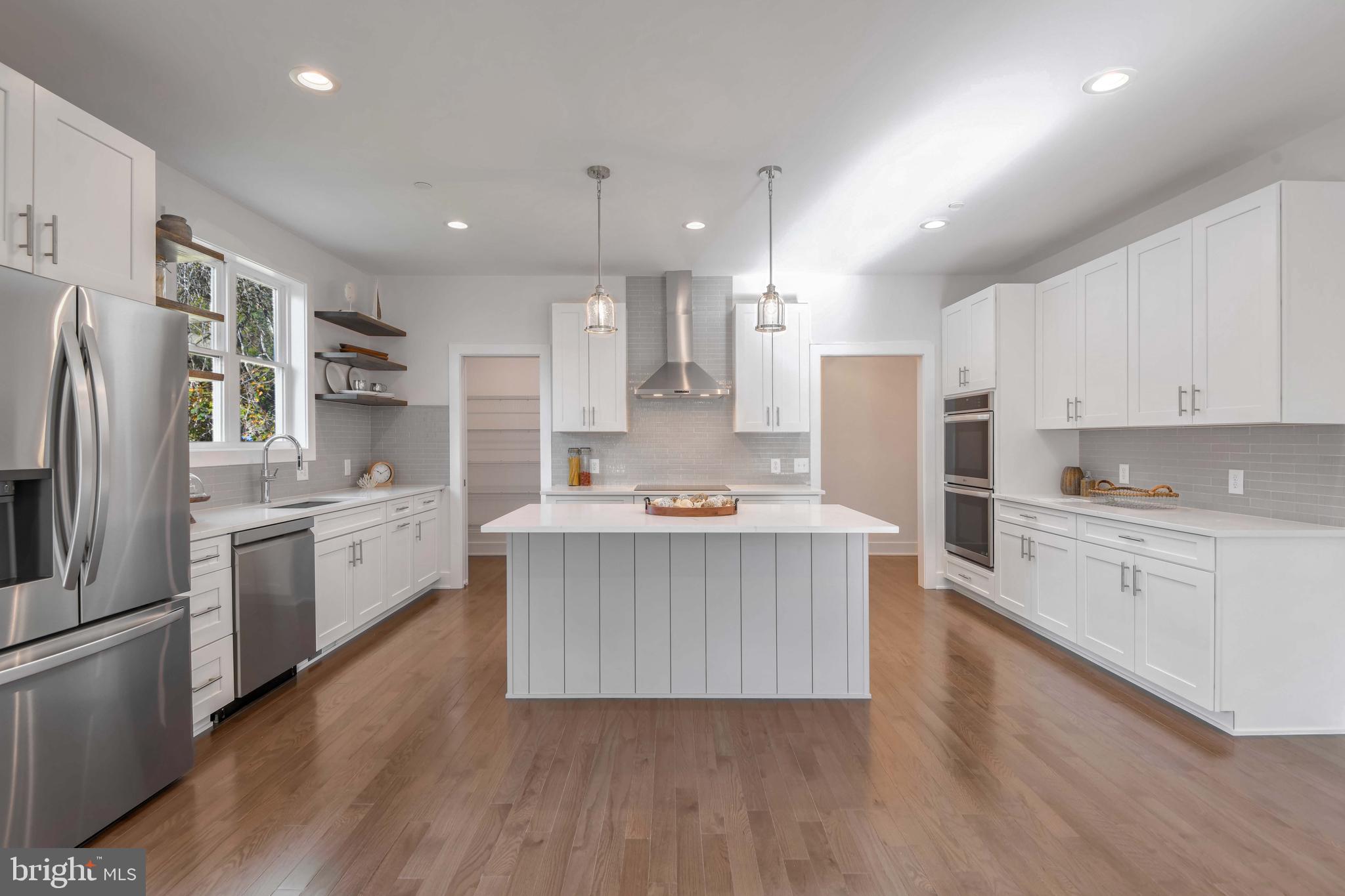 WOODLAND BEACH - Residential