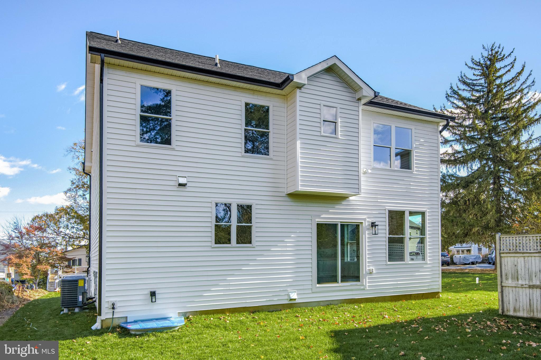 WOODLAND BEACH - Residential