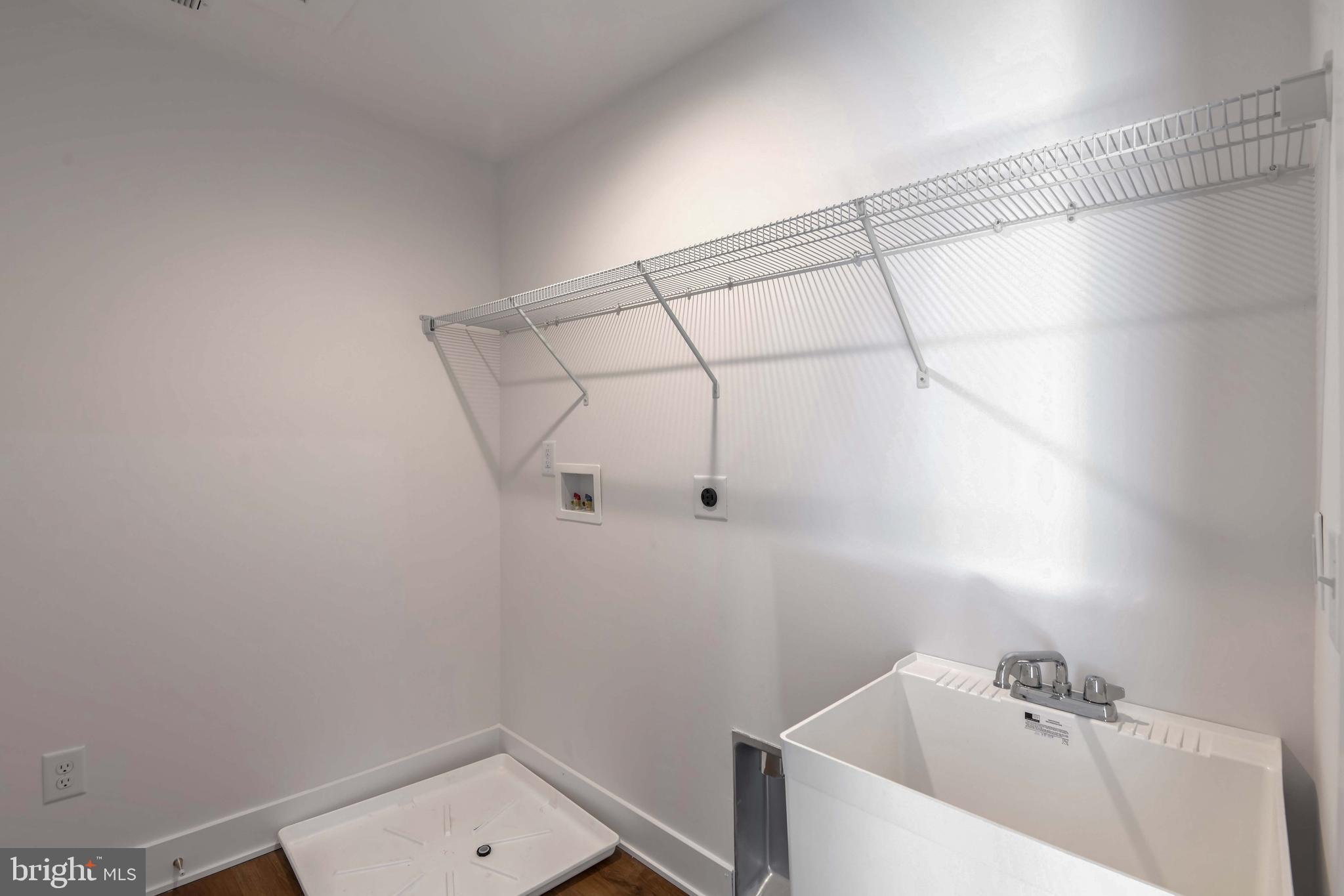 WOODLAND BEACH - Residential