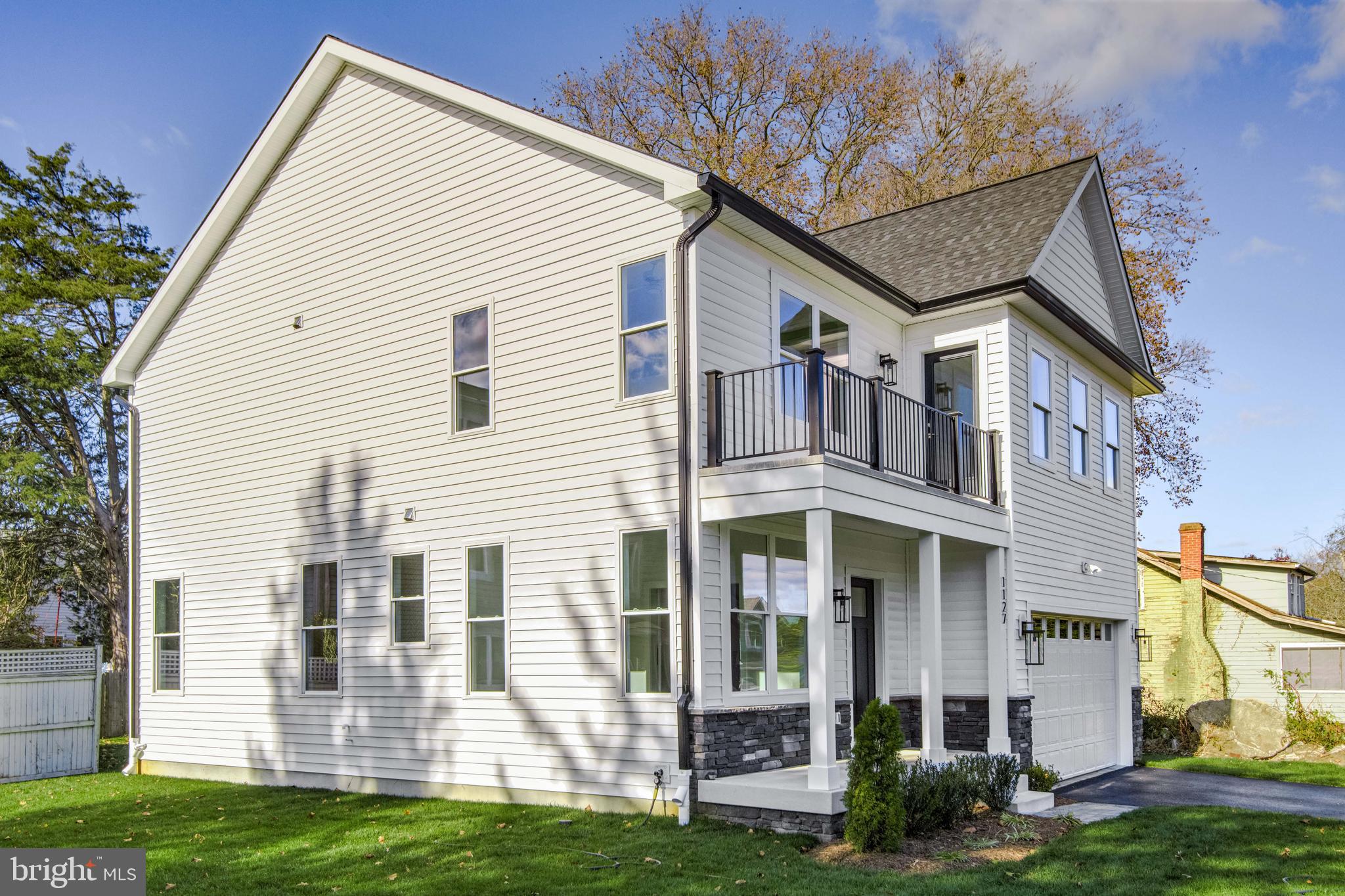 WOODLAND BEACH - Residential